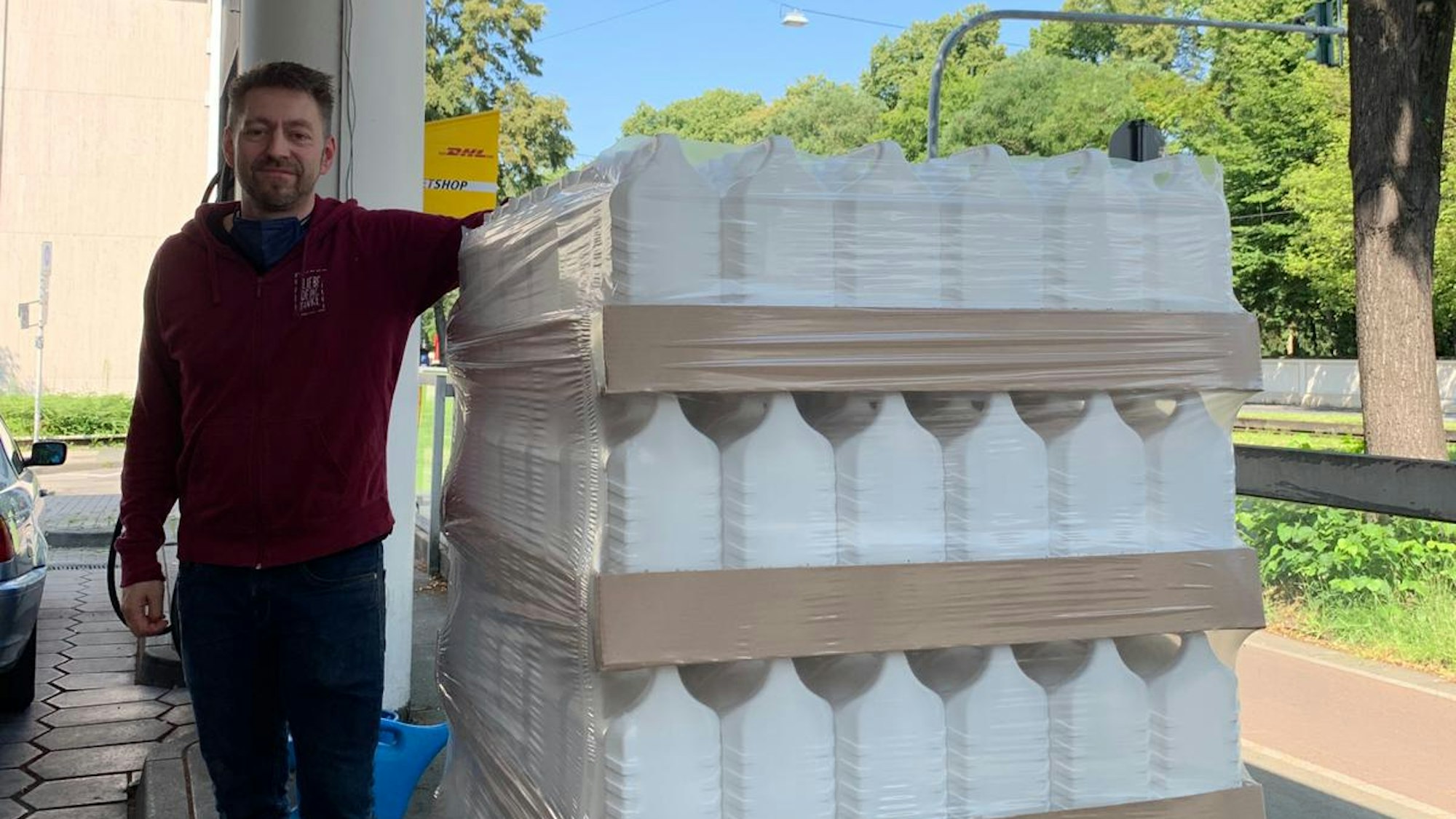 Der Kölner Tankstellen-Pächter Frank Jüttner sammelt Kanister für Flut-Opfer.