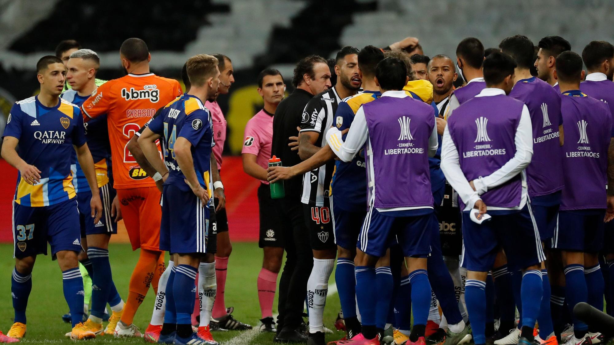 Spieler von Atlético Mineiro und Boca Juniors liefern sich am Spielfeldrand im Getümmel eine Diskussion.