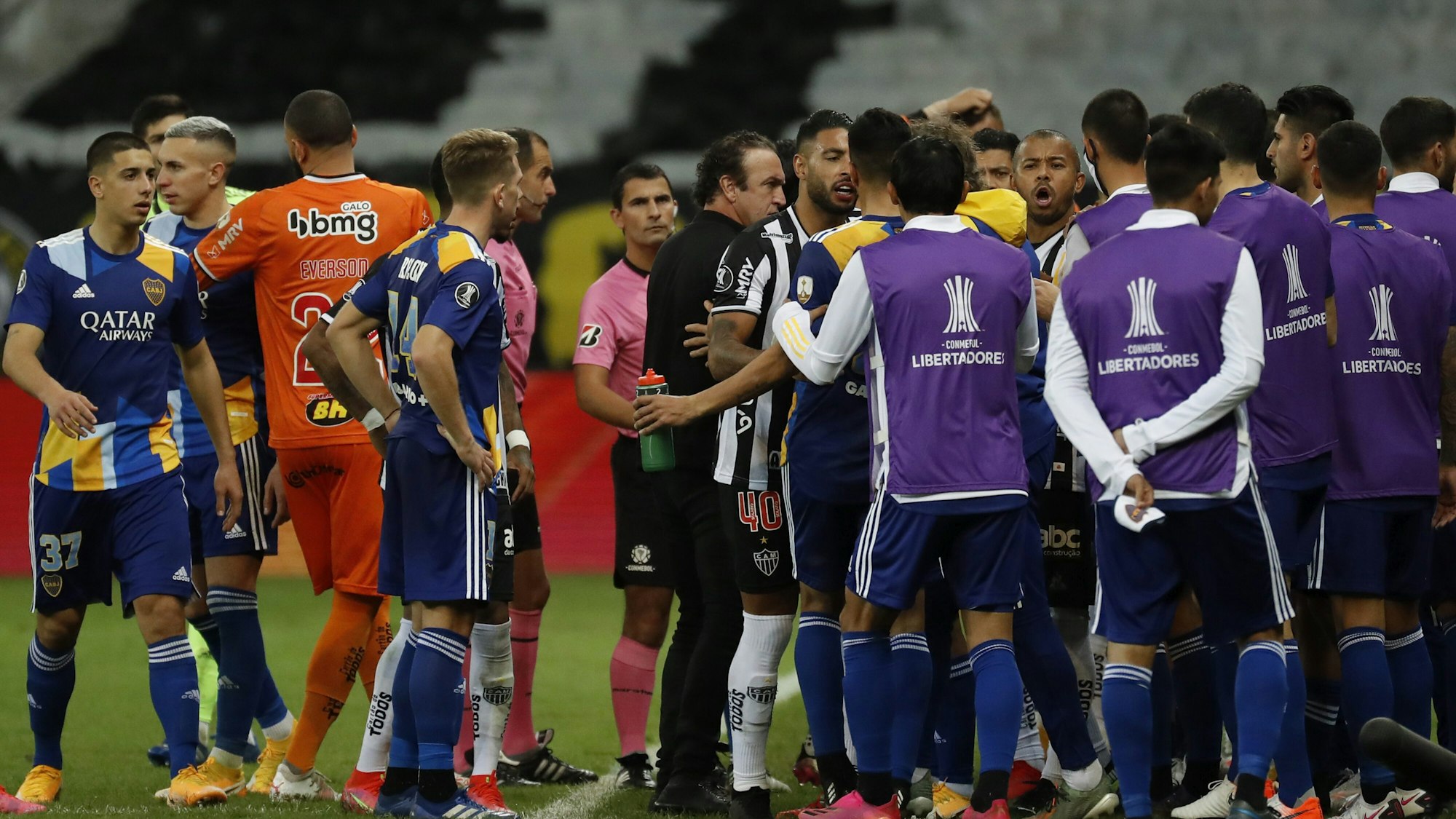 Spieler von Atlético Mineiro und Boca Juniors liefern sich am Spielfeldrand im Getümmel eine Diskussion.