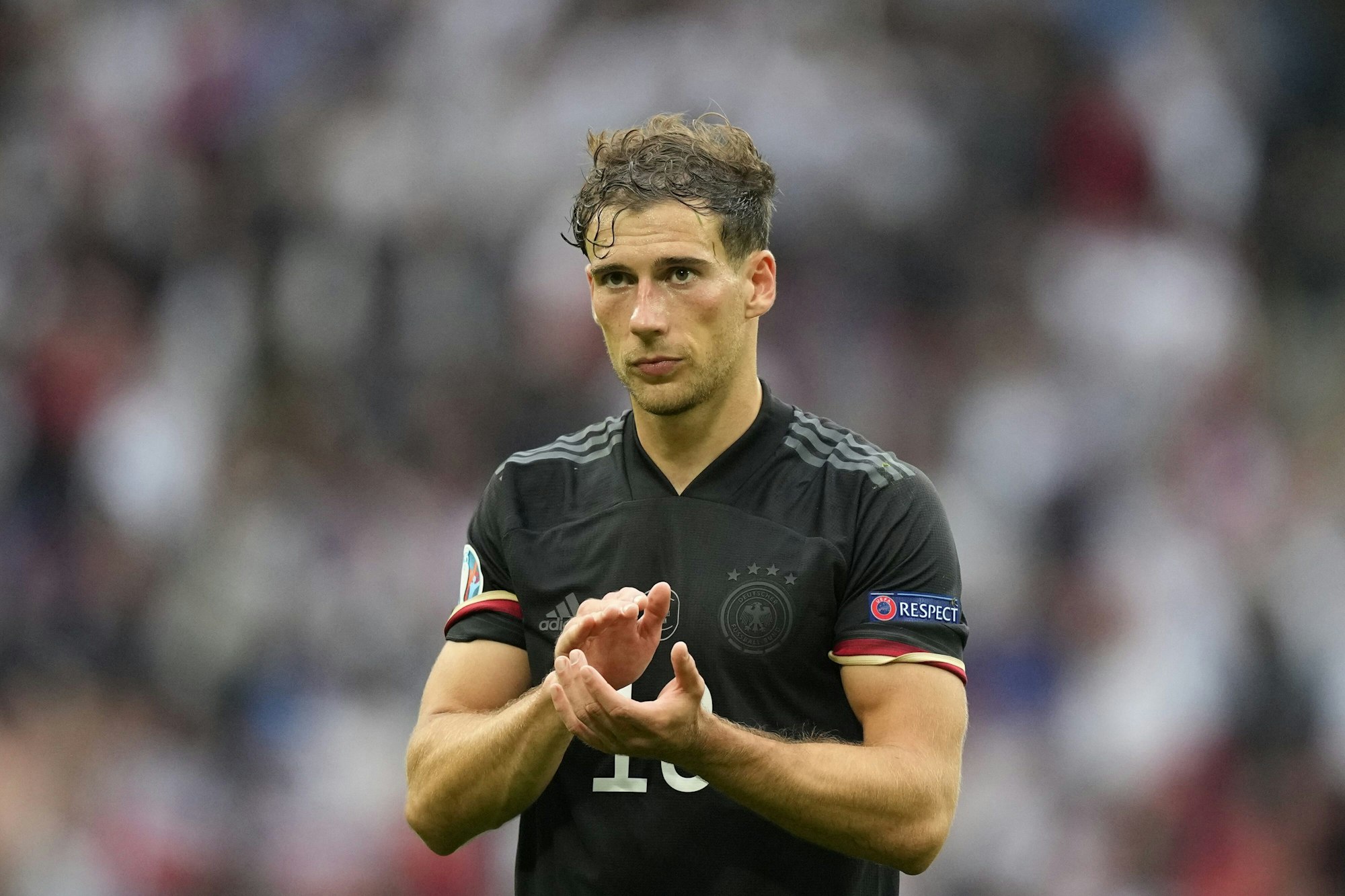 Leon Goretzka klatscht enttäuscht in die Hände