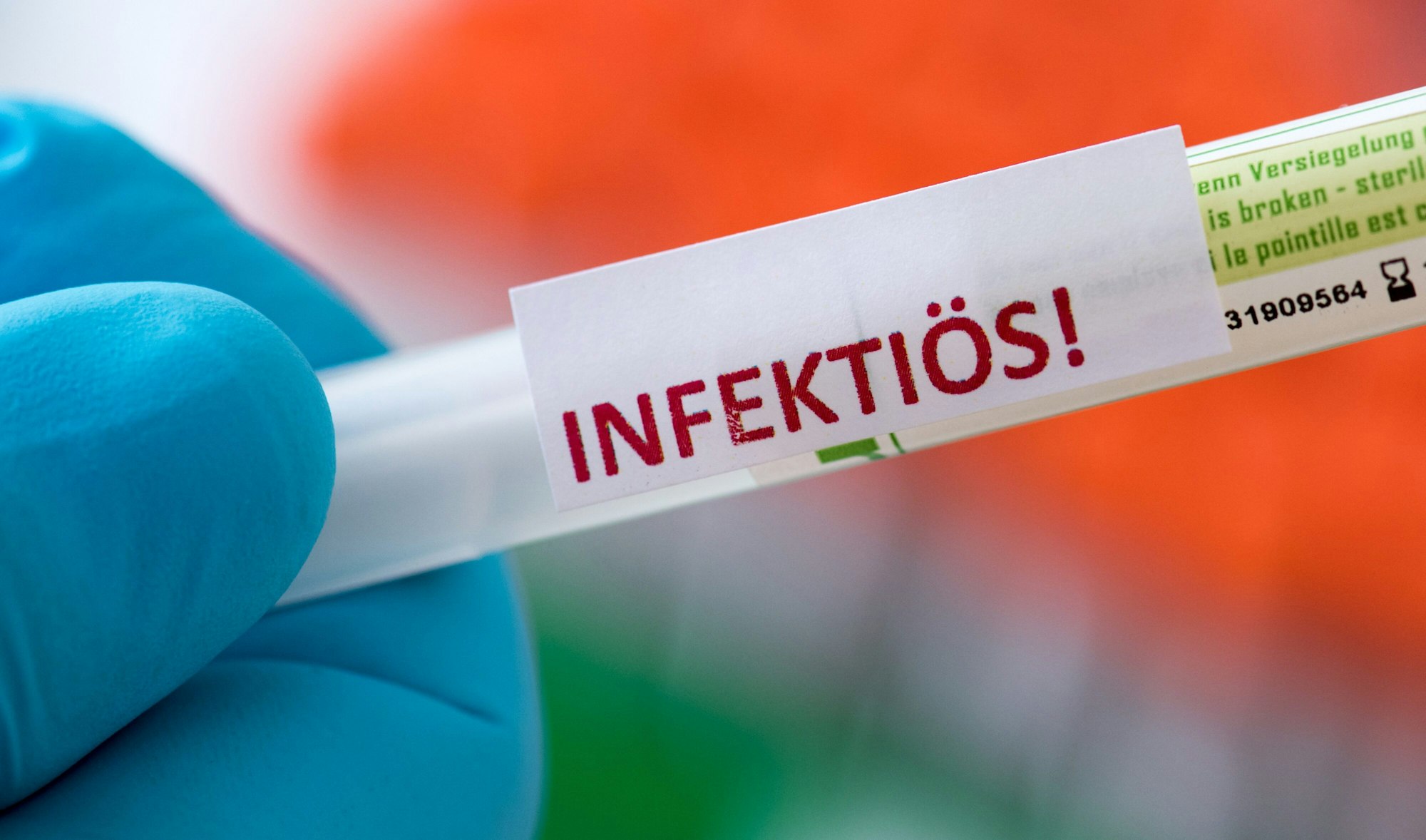 Proben für Corona-Tests werden im Diagnosticum-Labor in Plauen für die weitere Untersuchung vorbereitet.