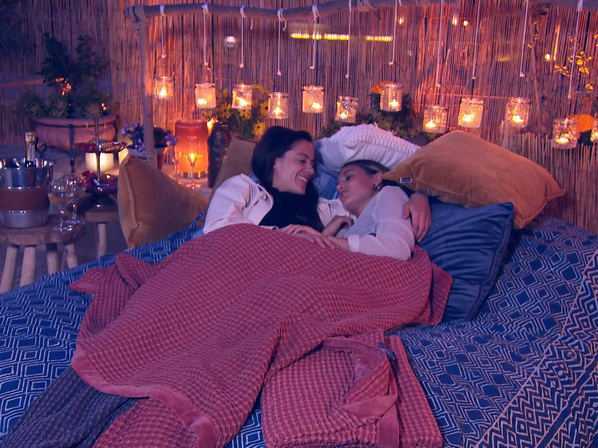 Princess Charming Irina Schlauch und Siegerin Lou: Beim letzten gemeinsamen Date kuschelte Irina intensiv mit der 10 Jahre jüngeren Gewinnerin Lou.