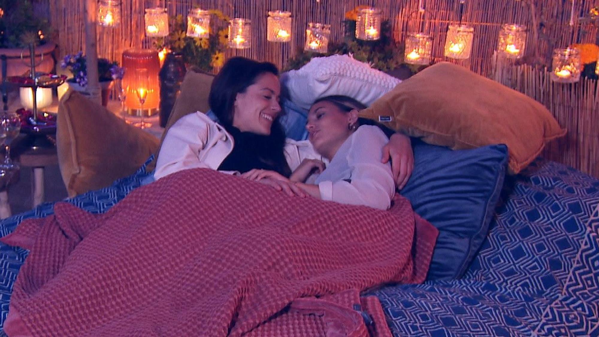 Princess Charming Irina Schlauch und Siegerin Lou: Beim letzten gemeinsamen Date kuschelte Irina intensiv mit der 10 Jahre jüngeren Gewinnerin Lou.
