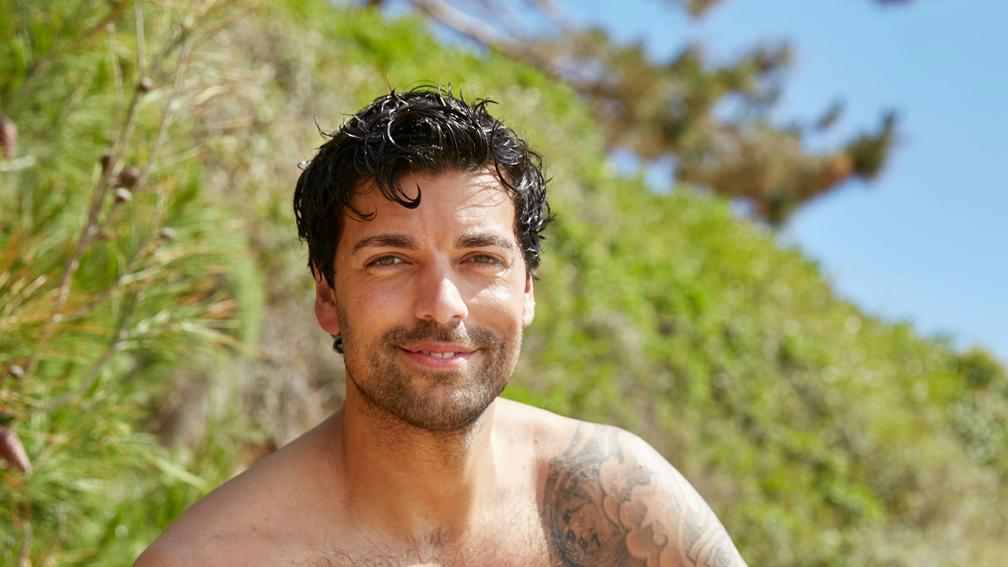 „Bachelorette“-Kandidat Leon sitzt in Badehose auf einem Felsen.