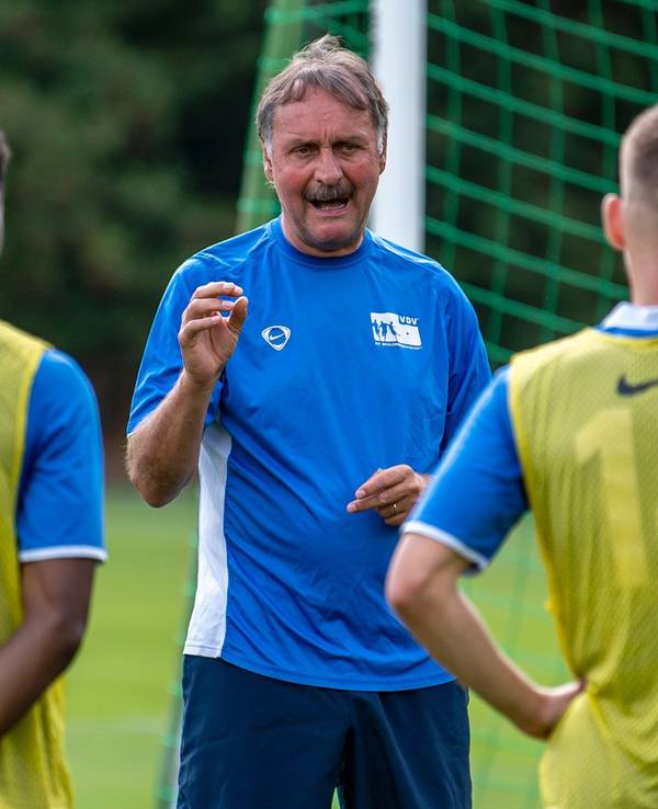 Peter Neururer erklärt Spielern etwas im Training