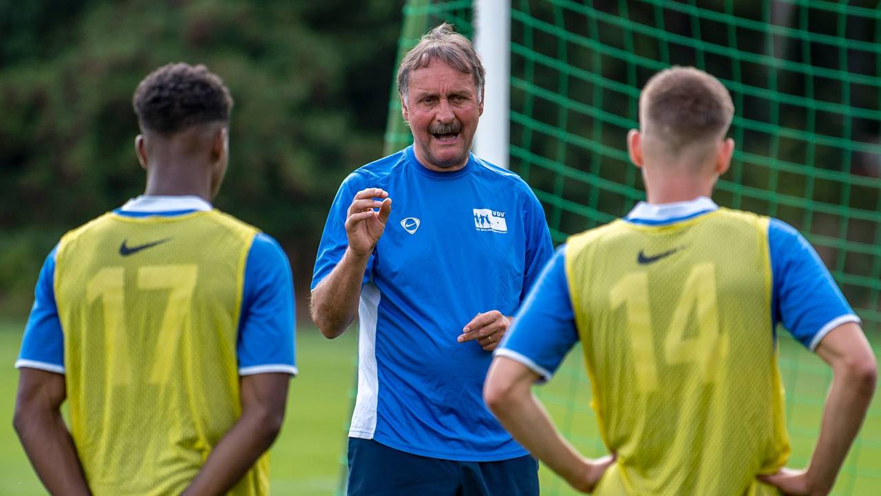 Peter Neururer erklärt Spielern etwas im Training