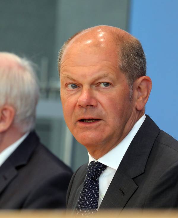 Olaf Scholz (SPD - r), Bundesfinanzminister, und Horst Seehofer (CSU), Bundesinnenminister, beantworten vor der Bundespressekonferenz Fragen von Journalisten zu den politischen Folgen der Hochwasserkatastrophe und zu Hochwasserhilfen des Bundes.