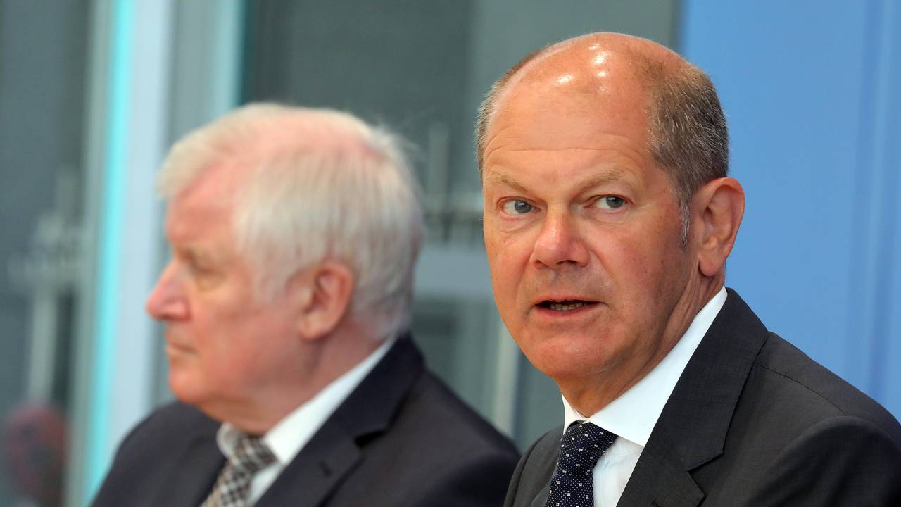Olaf Scholz (SPD - r), Bundesfinanzminister, und Horst Seehofer (CSU), Bundesinnenminister, beantworten vor der Bundespressekonferenz Fragen von Journalisten zu den politischen Folgen der Hochwasserkatastrophe und zu Hochwasserhilfen des Bundes.