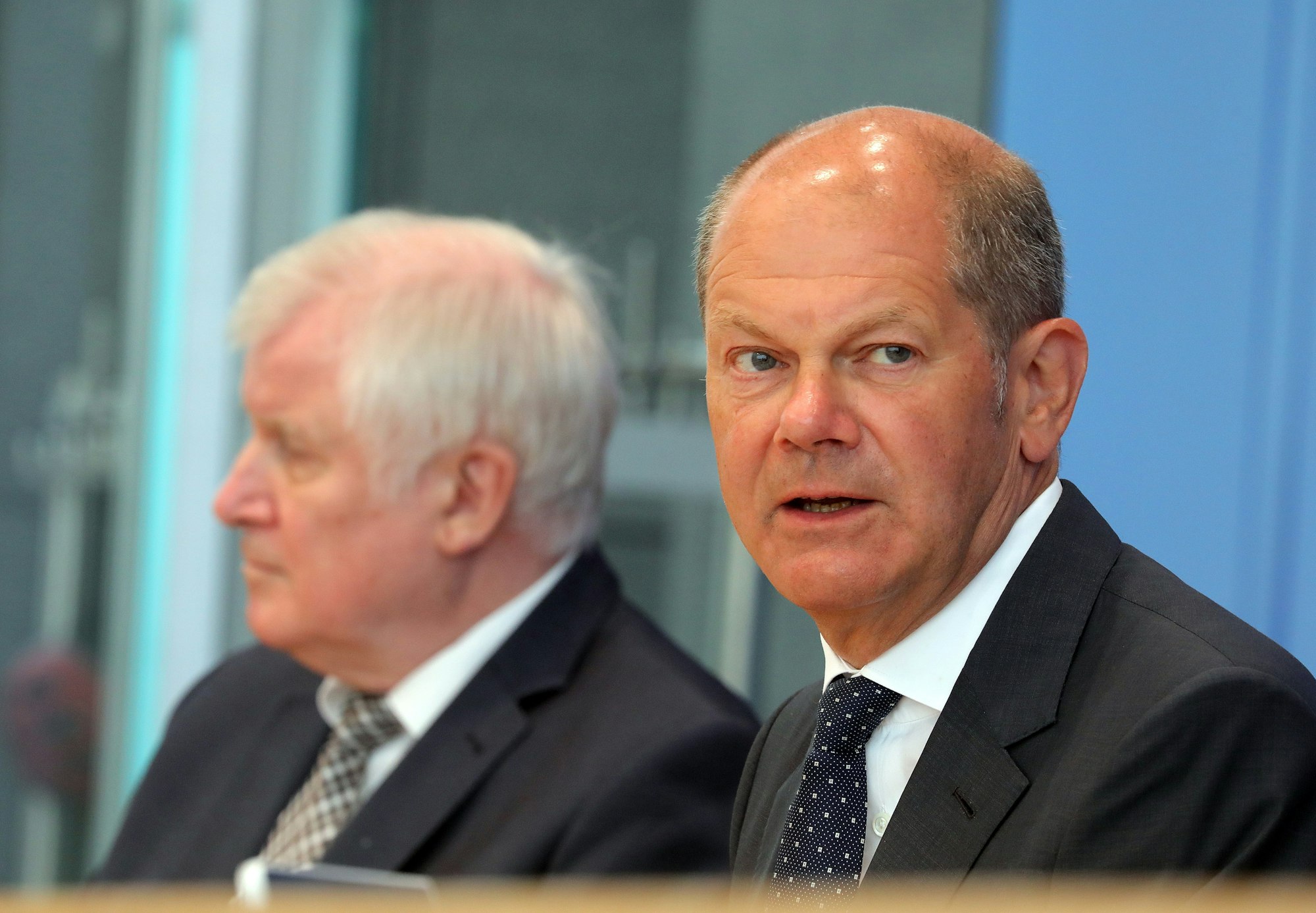 Olaf Scholz (SPD - r), Bundesfinanzminister, und Horst Seehofer (CSU), Bundesinnenminister, beantworten vor der Bundespressekonferenz Fragen von Journalisten zu den politischen Folgen der Hochwasserkatastrophe und zu Hochwasserhilfen des Bundes.