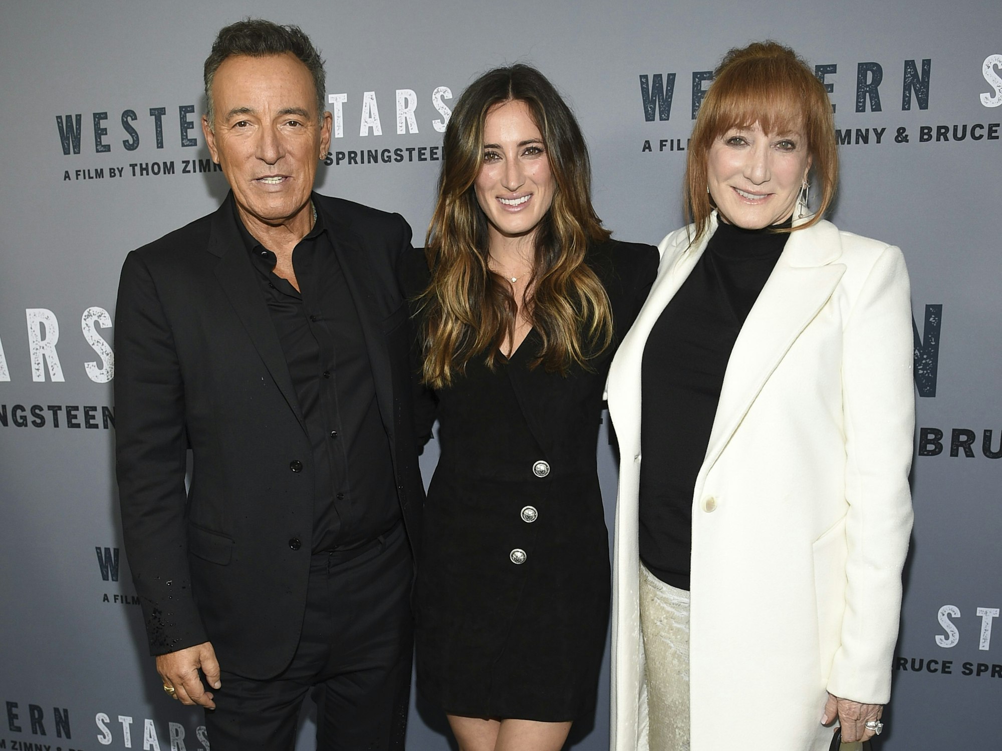 Jessica Springsteen bei einer Kino-Premiere 2019 in New York zwischen ihren berühmten Eltern Bruce Springsteen und Patti Scialfa.