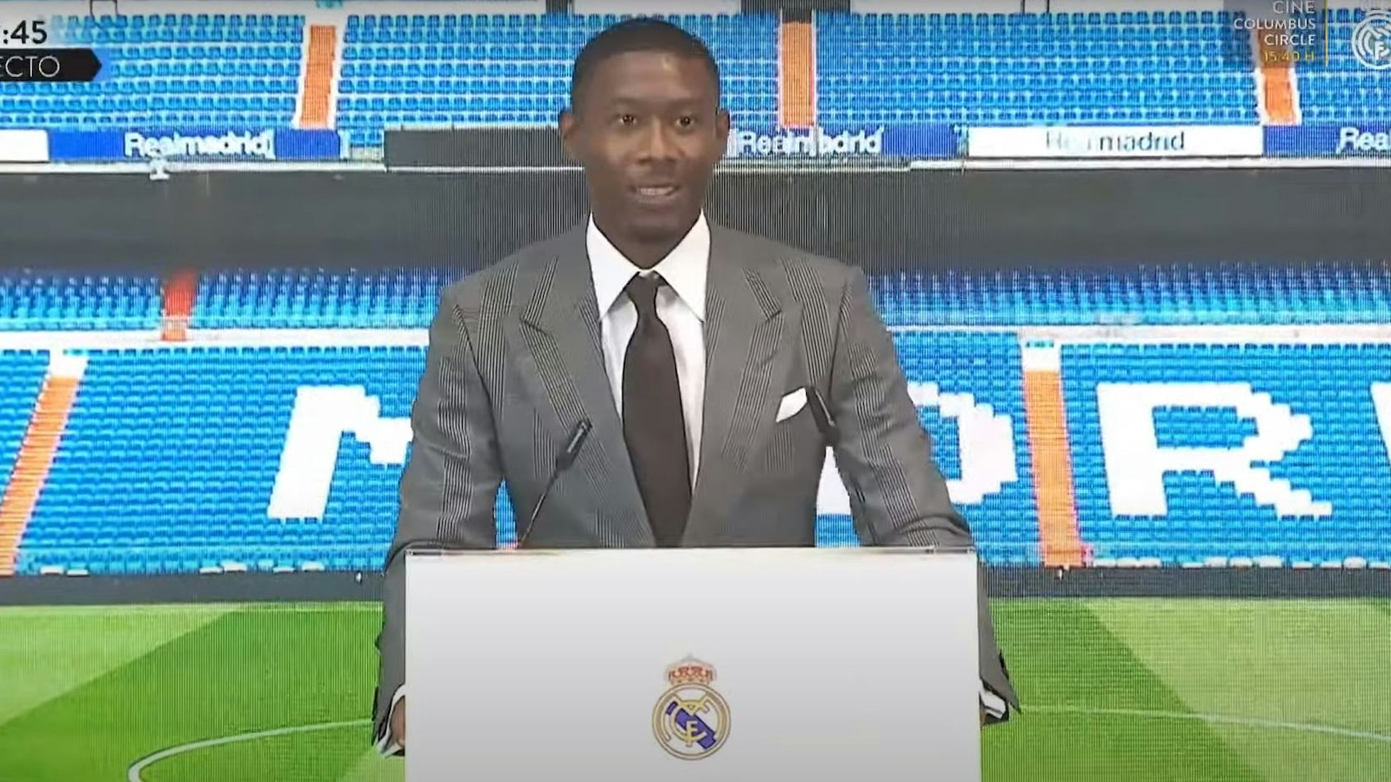 David Alaba steht bei seiner Vorstellung bei Real Madrid am Rednerpult.