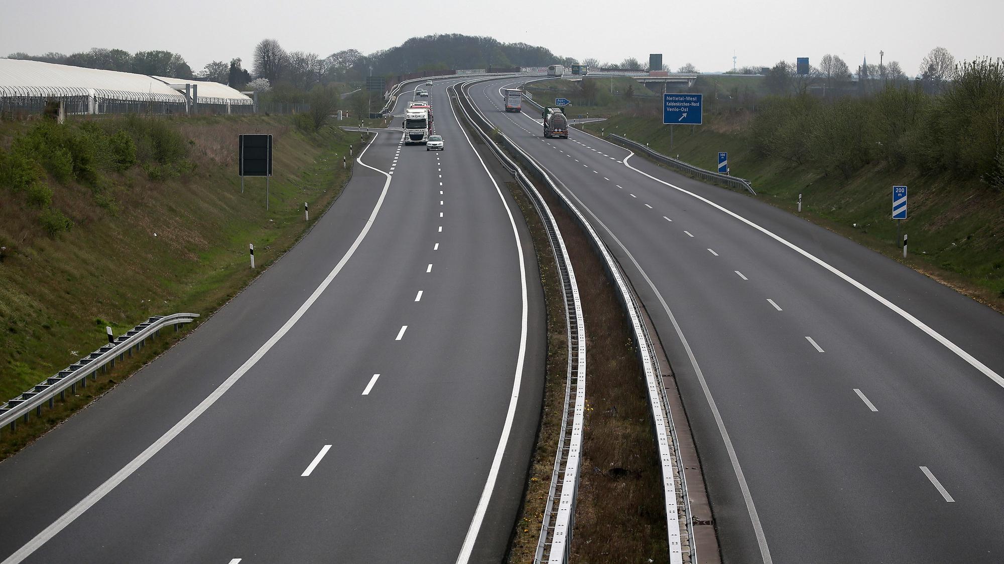 Das Symbolfoto zeigt die Autobahn A61 nahe der Grenze zu den Niederlangen.