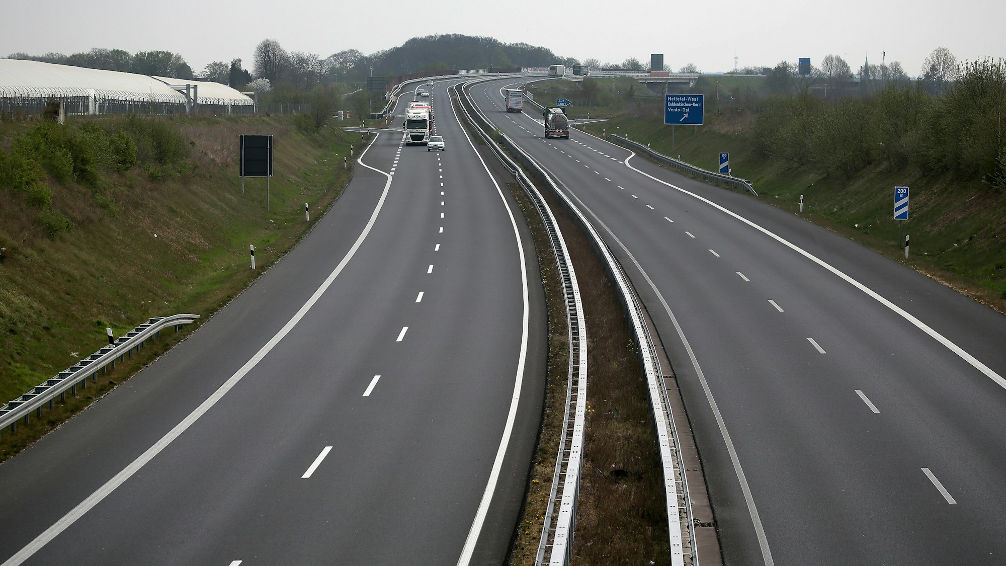 Das Symbolfoto zeigt die Autobahn A61 nahe der Grenze zu den Niederlangen.