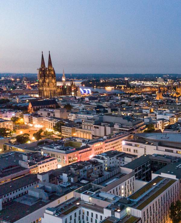 Sonnenuntergang an einem Sommerabend in Köln
