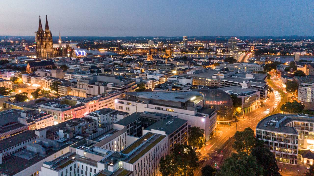 Sonnenuntergang an einem Sommerabend in Köln