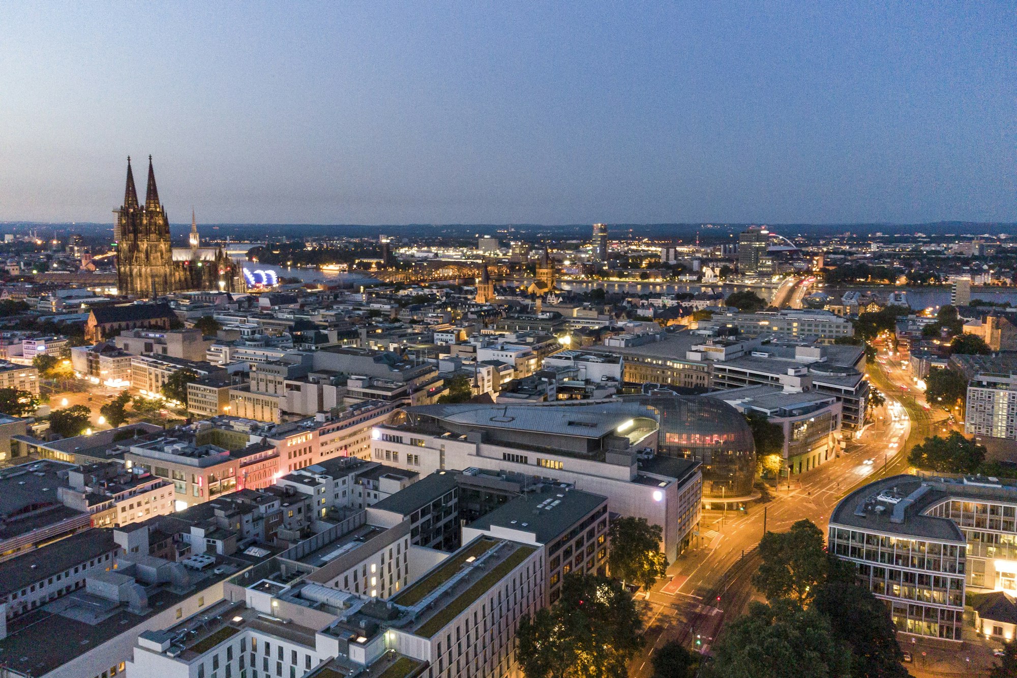 Sonnenuntergang an einem Sommerabend in Köln