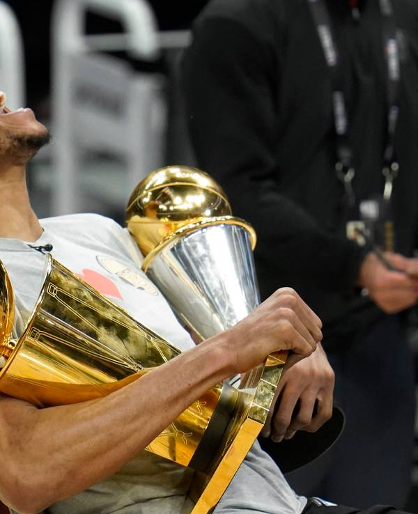 Giannis Antetokounmpo schreit vor Freude über den Titelgewinn