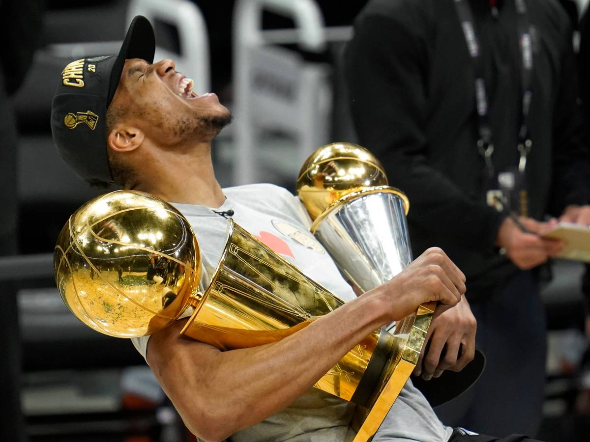 Giannis Antetokounmpo schreit vor Freude über den Titelgewinn