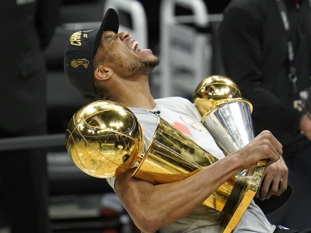 Giannis Antetokounmpo schreit vor Freude über den Titelgewinn
