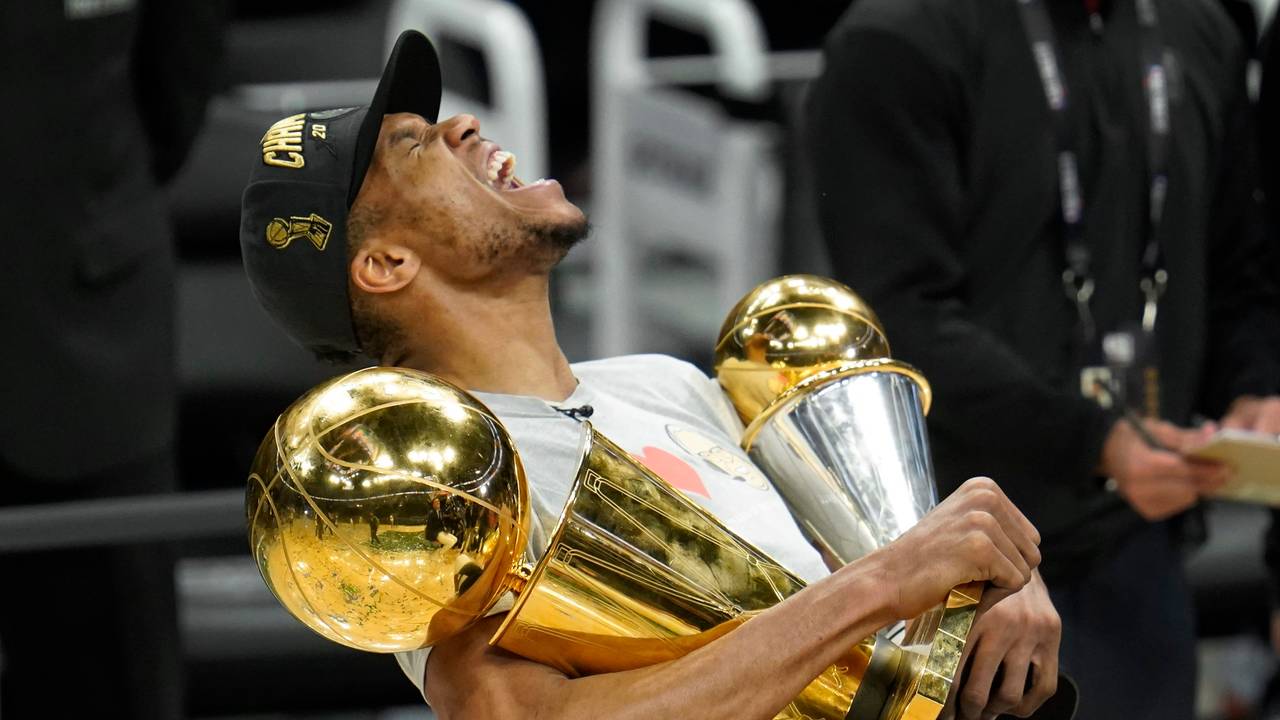 Giannis Antetokounmpo schreit vor Freude über den Titelgewinn