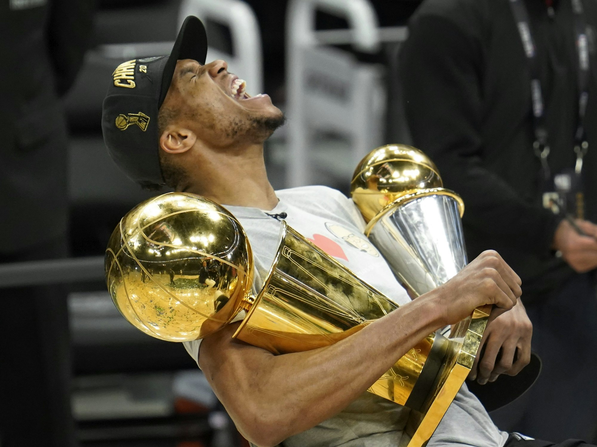 Giannis Antetokounmpo schreit vor Freude über den Titelgewinn