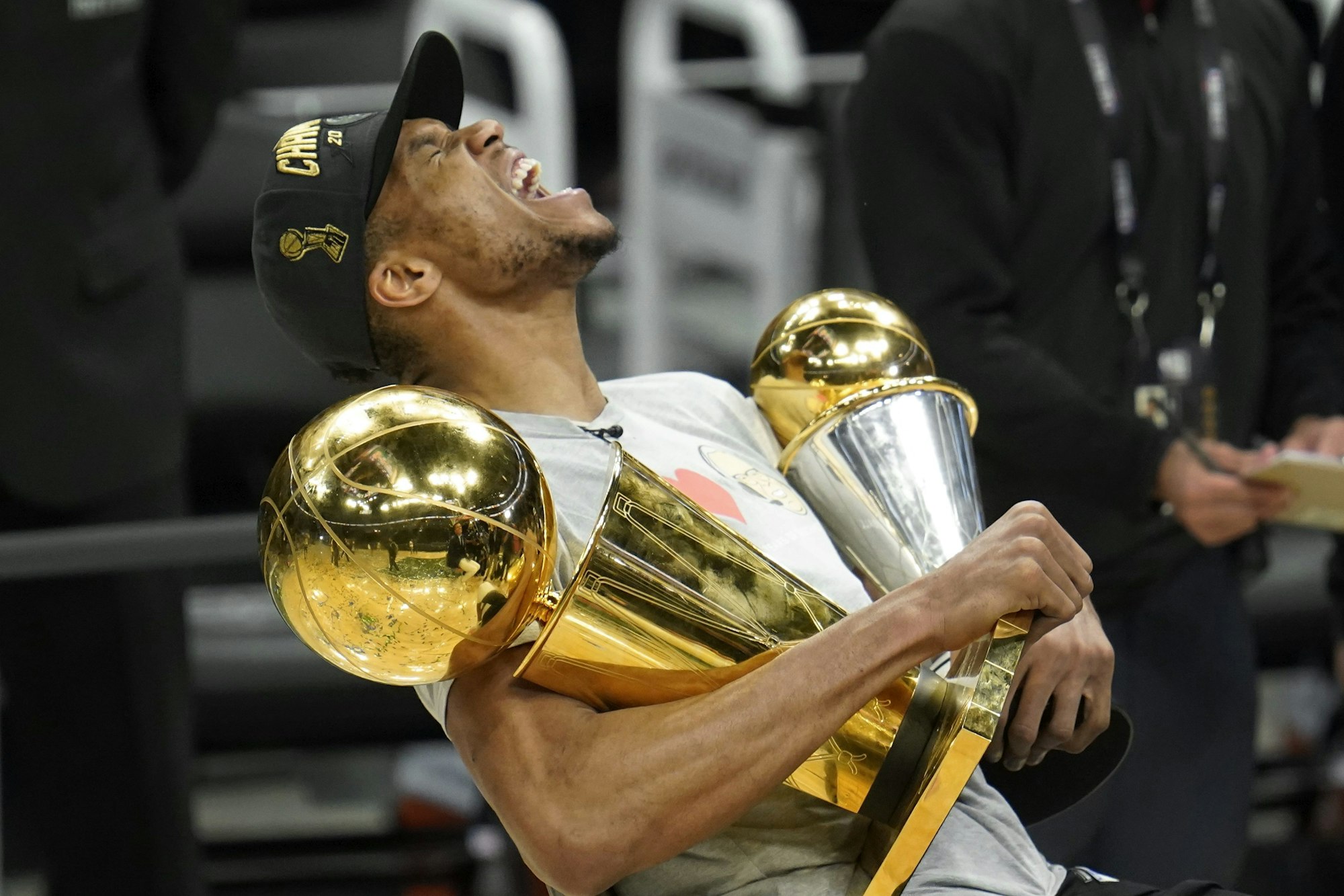 Giannis Antetokounmpo mit der NBA- und der MVP-Trophäe