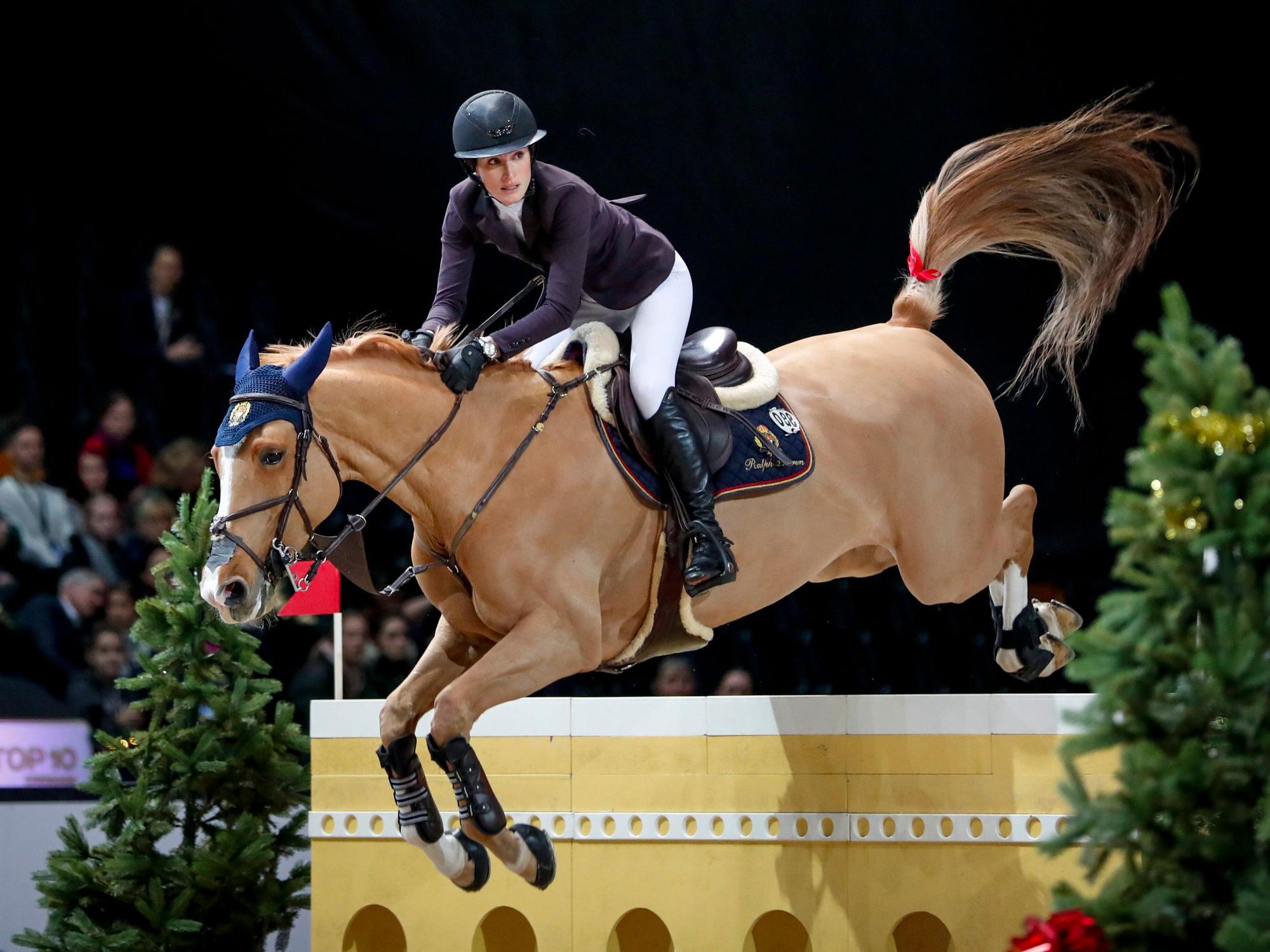 Jessica Springsteen auf Volage du Val Henry bei einem Reitturnier 2019 in Schweden.