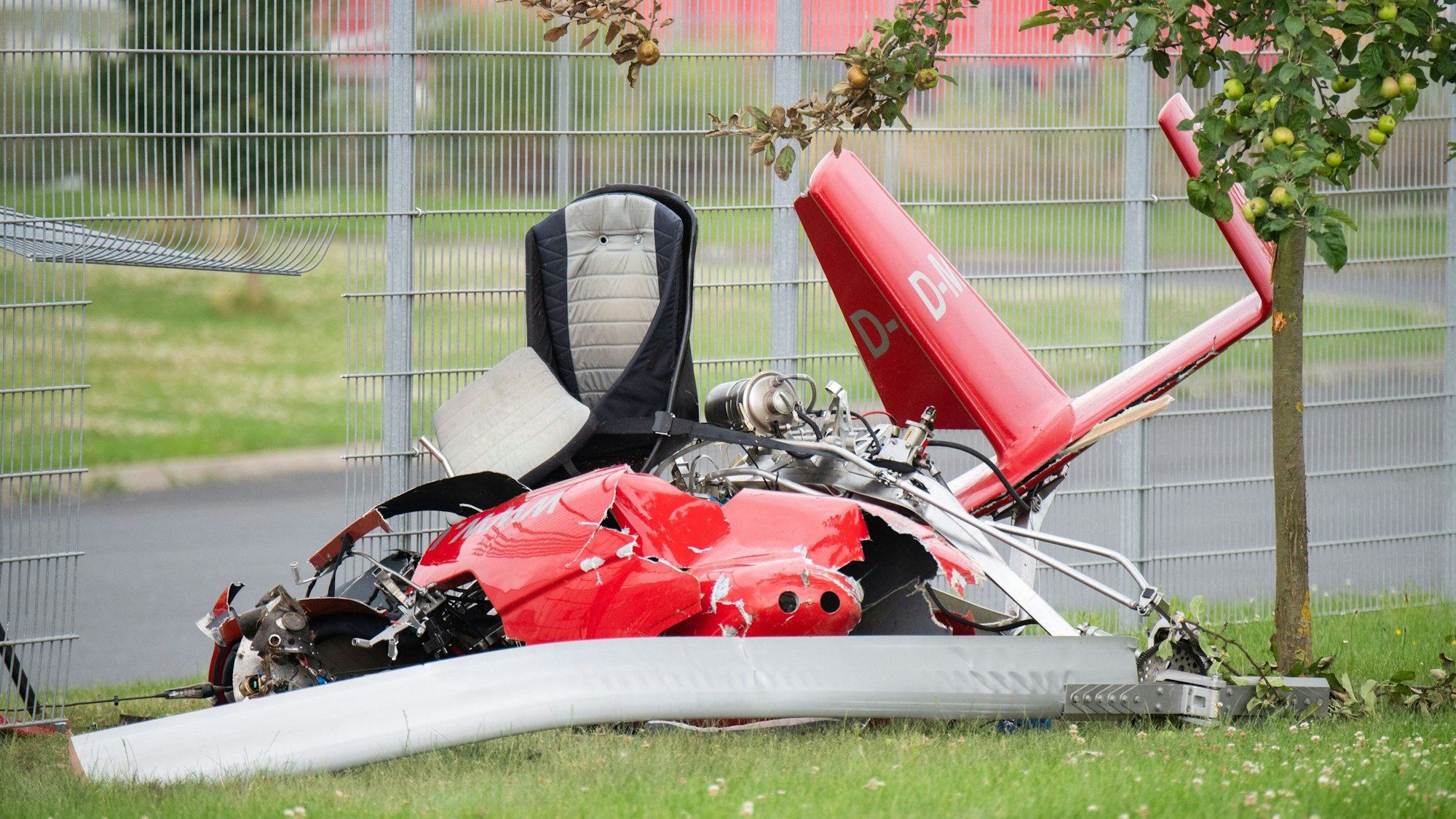 Ein zerstörter Tragschrauber liegt nach einem Absturz am Zaun eines Logistikzentrums in der Nähe des Hildesheimer Flugplatzes.