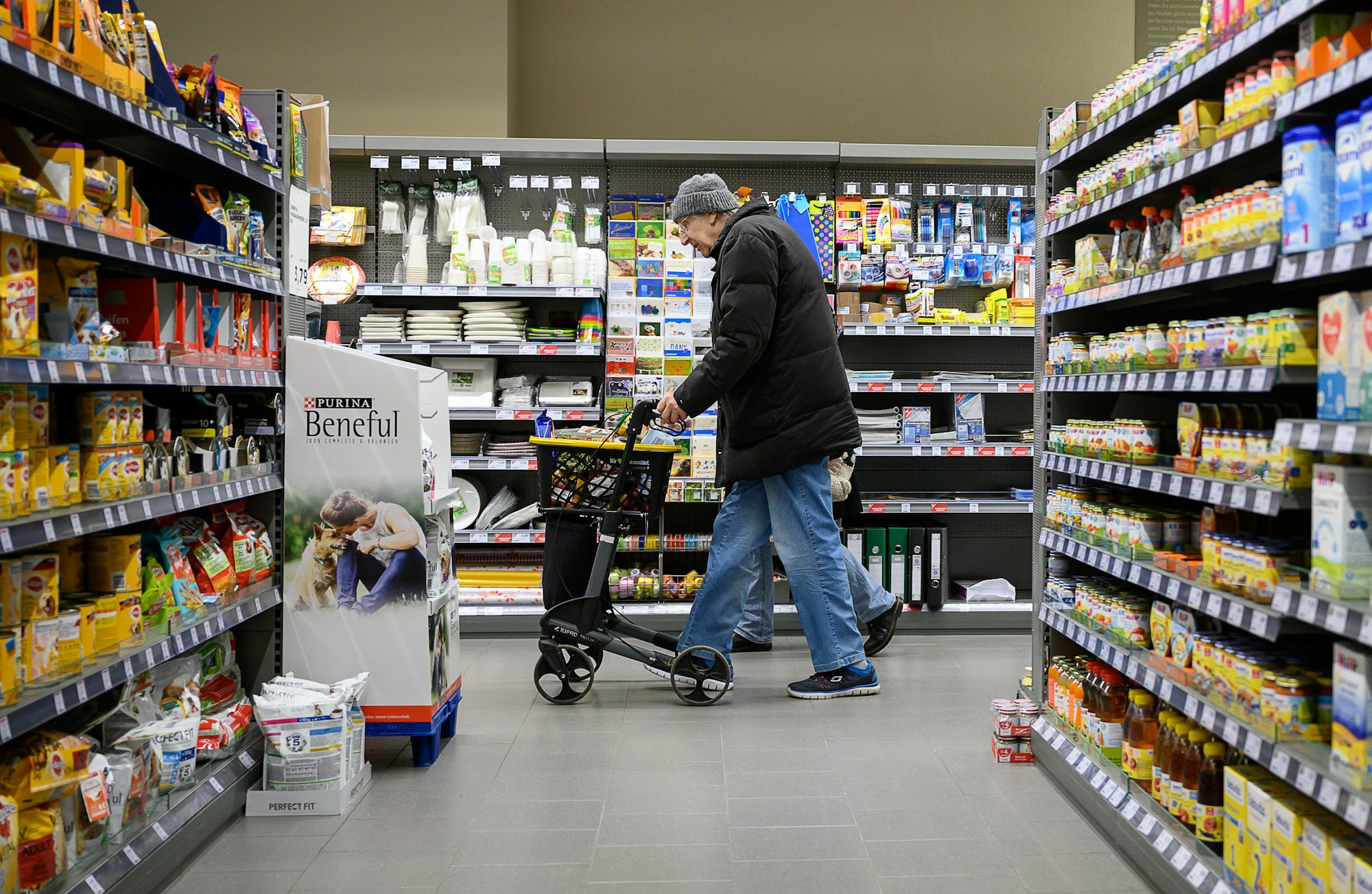 Kunde geht in einer Filiale von Edeka Richtung Kasse. Symbolbild für Edeka schluckt NP Discounter.