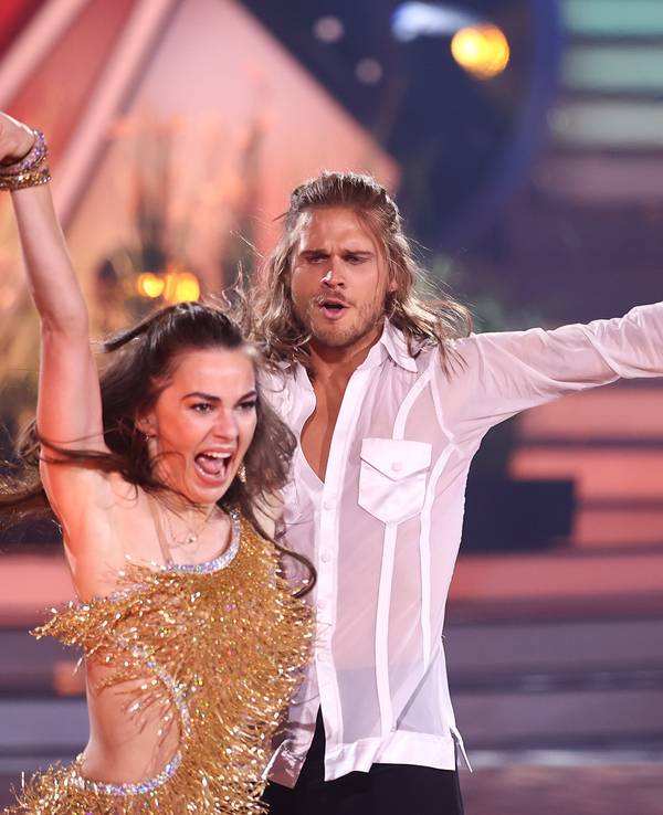 Rúrik Gíslason, Fußballspieler, und Renata Lusin, Profitänzerin, tanzen während der neunten RTL-Show von 'Let's Dance' zu 'Circle Of Life'. +++ dpa-Bildfunk +++; Rúrik Gíslason macht bei Grill den Henssler mit