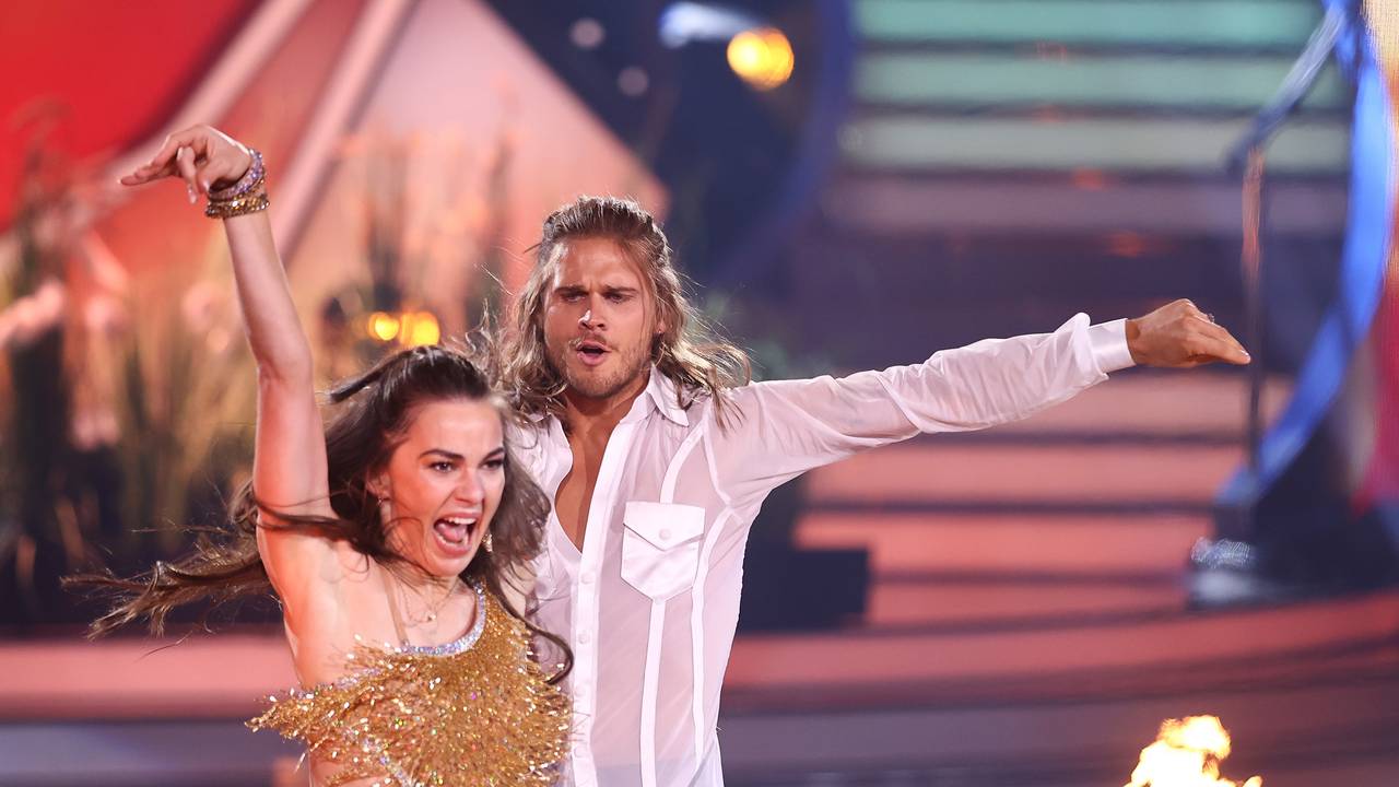Rúrik Gíslason, Fußballspieler, und Renata Lusin, Profitänzerin, tanzen während der neunten RTL-Show von 'Let's Dance' zu 'Circle Of Life'. +++ dpa-Bildfunk +++; Rúrik Gíslason macht bei Grill den Henssler mit