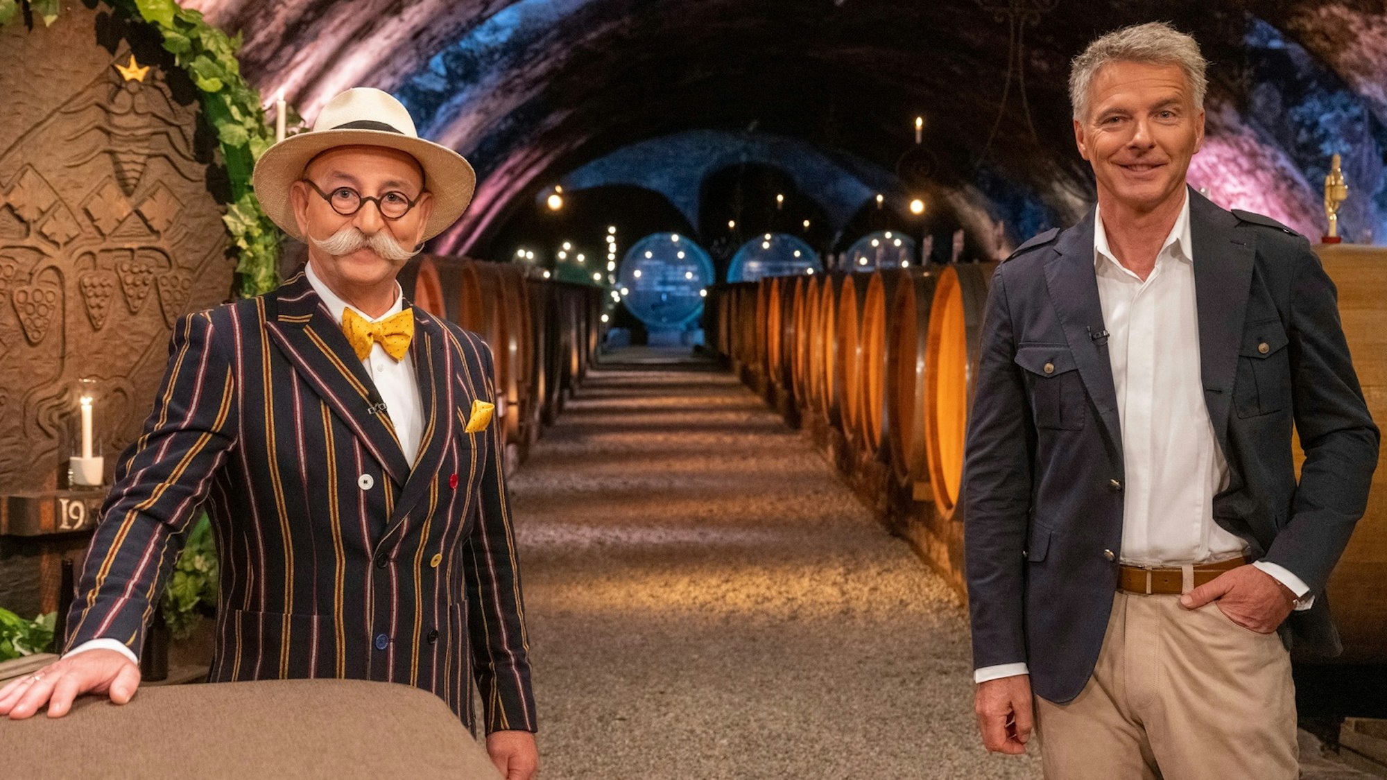 Horst Lichter und Jörg Pilawa in einem Weinkeller.