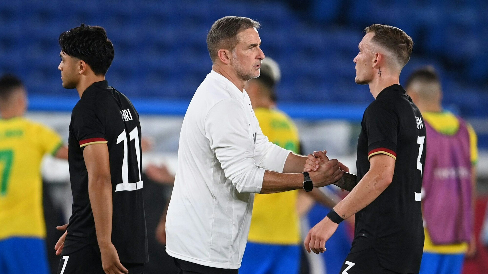 Stefan Kuntz muntert David Raum nach Deutschlands Auftakt-Pleite bei Olympia auf.