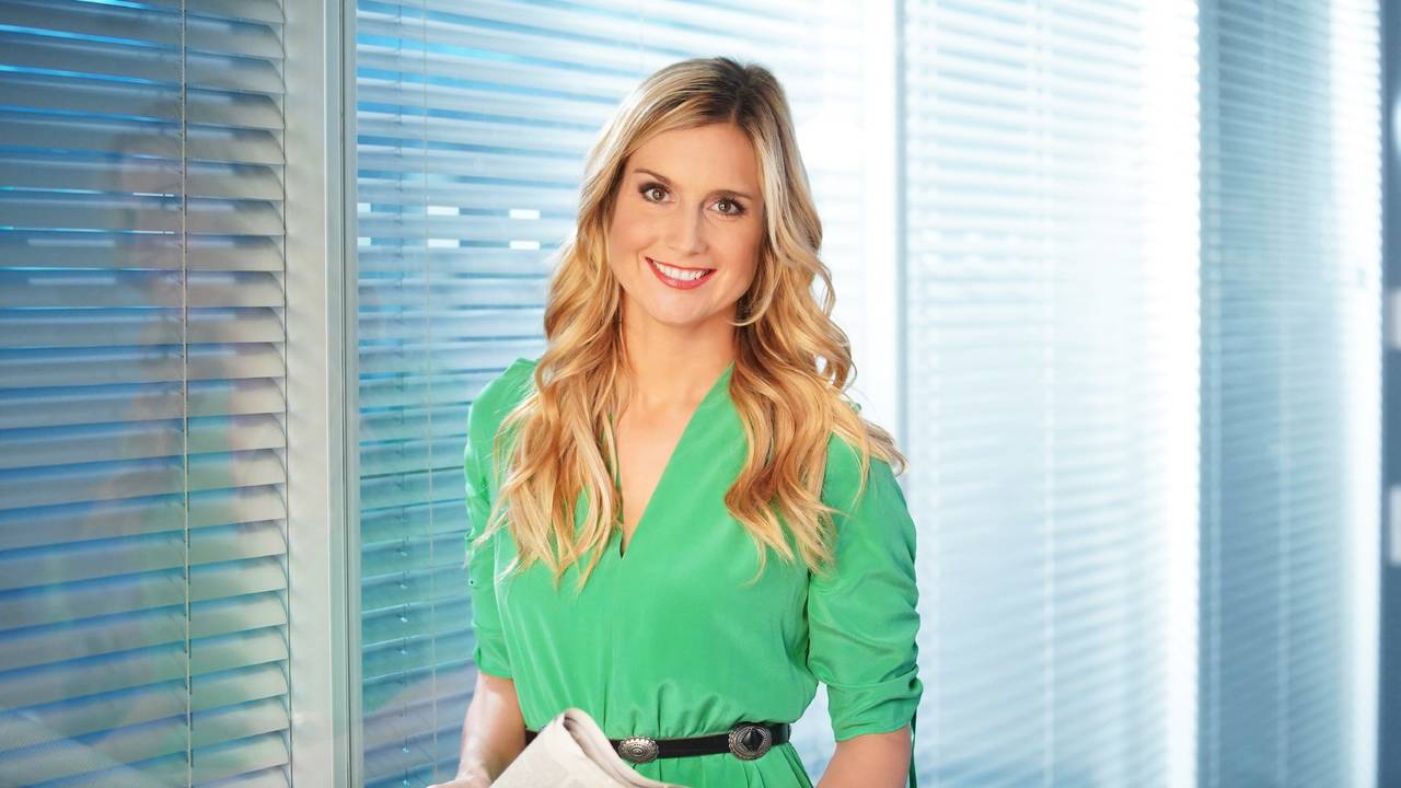 RTL-Reporterin Susanna Ohlen steht vor einem Fenster.