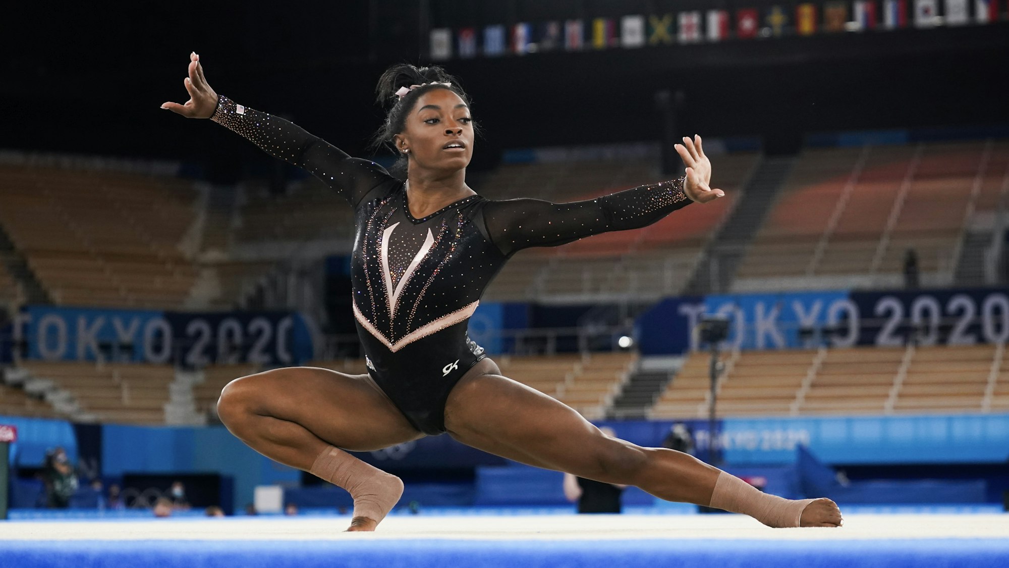 Rekord-Turnweltmeisterin Simone Biles aus den USA trainiert in Tokio vor den Olympischen Spielen ihre Bodenübungen.