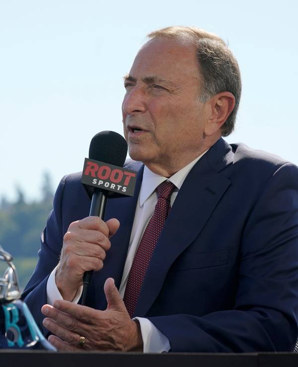 Gary Bettman, Kommisar der nordamerikanischen Eishockeyliga National Hockey League, spricht bei einer Pressekonferenz neben einem NHL-Eishockey-Torwarthelm der Seattle Kraken.