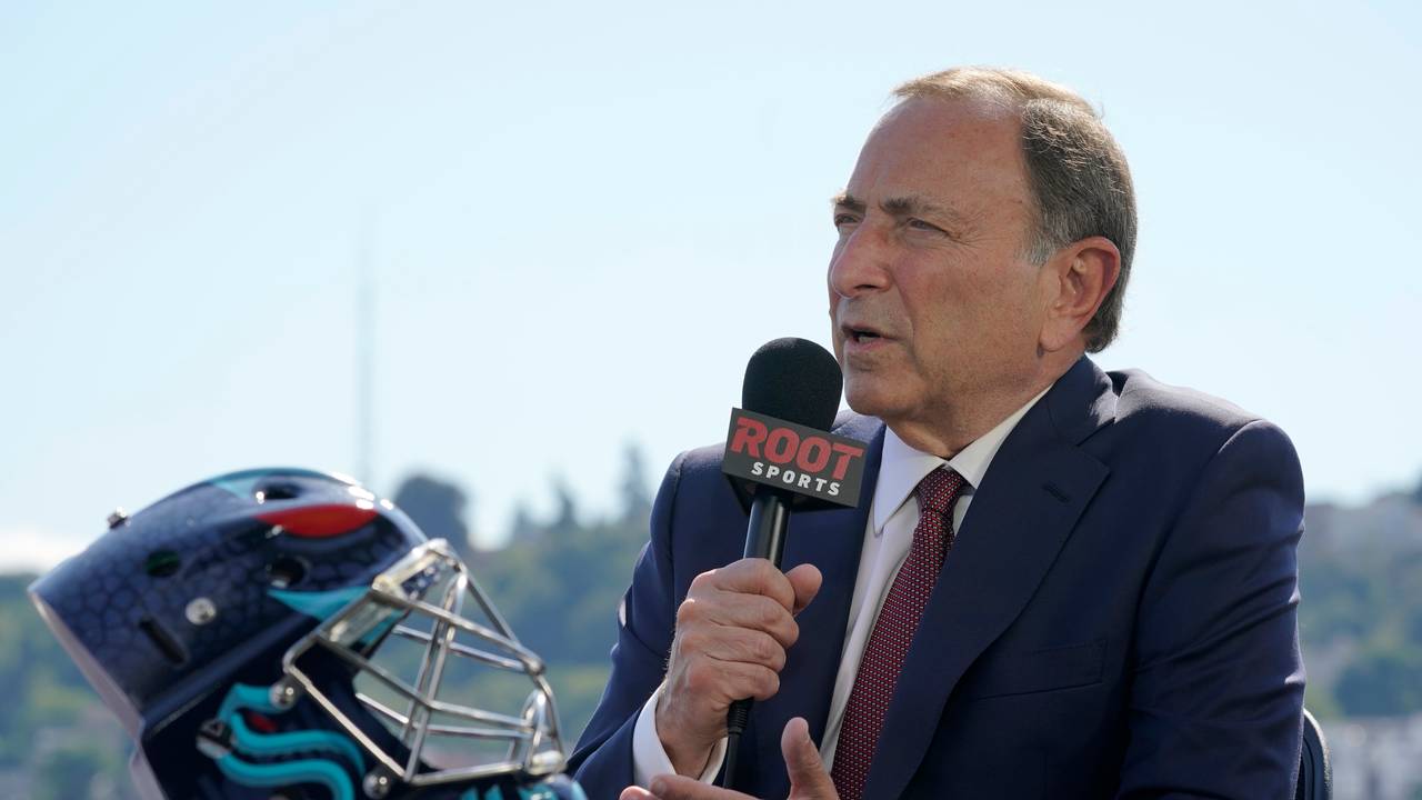 Gary Bettman, Kommisar der nordamerikanischen Eishockeyliga National Hockey League, spricht bei einer Pressekonferenz neben einem NHL-Eishockey-Torwarthelm der Seattle Kraken.
