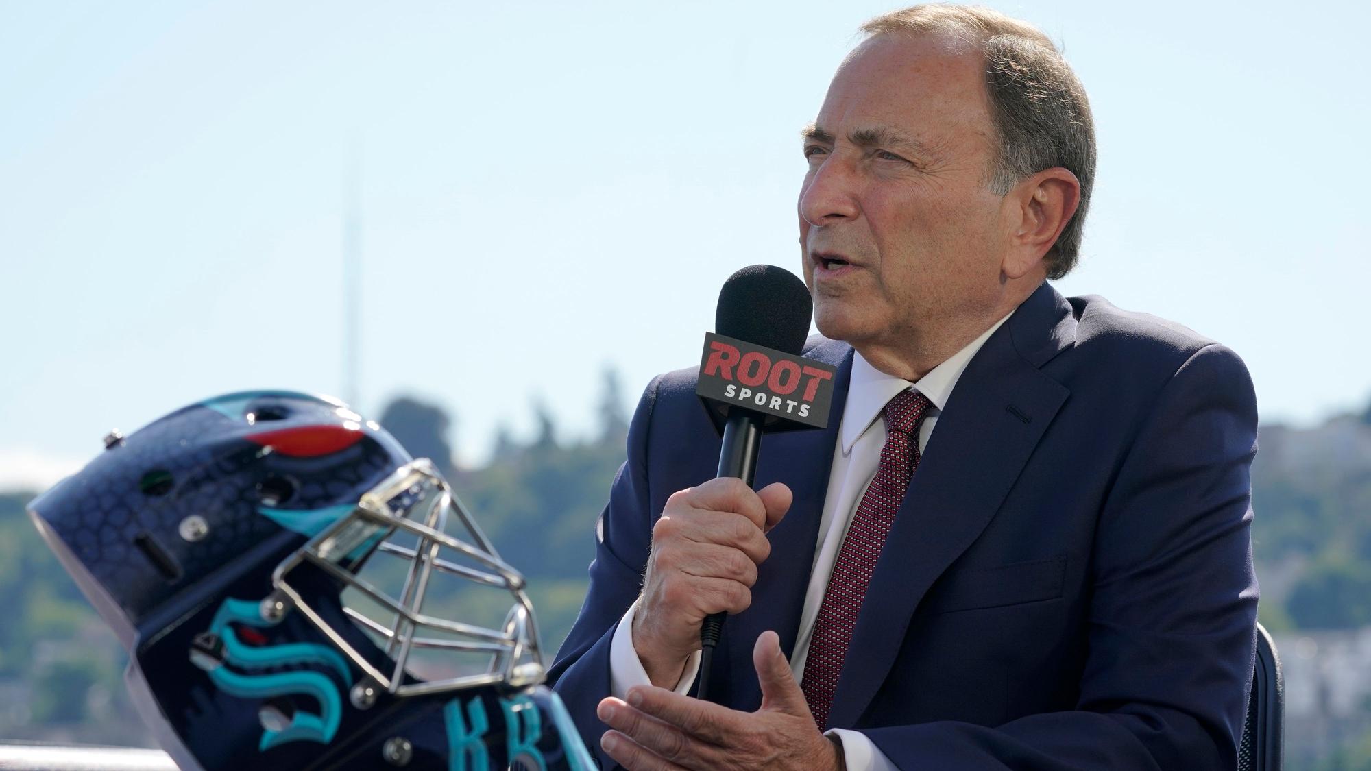 Gary Bettman, Kommisar der nordamerikanischen Eishockeyliga National Hockey League, spricht bei einer Pressekonferenz neben einem NHL-Eishockey-Torwarthelm der Seattle Kraken.