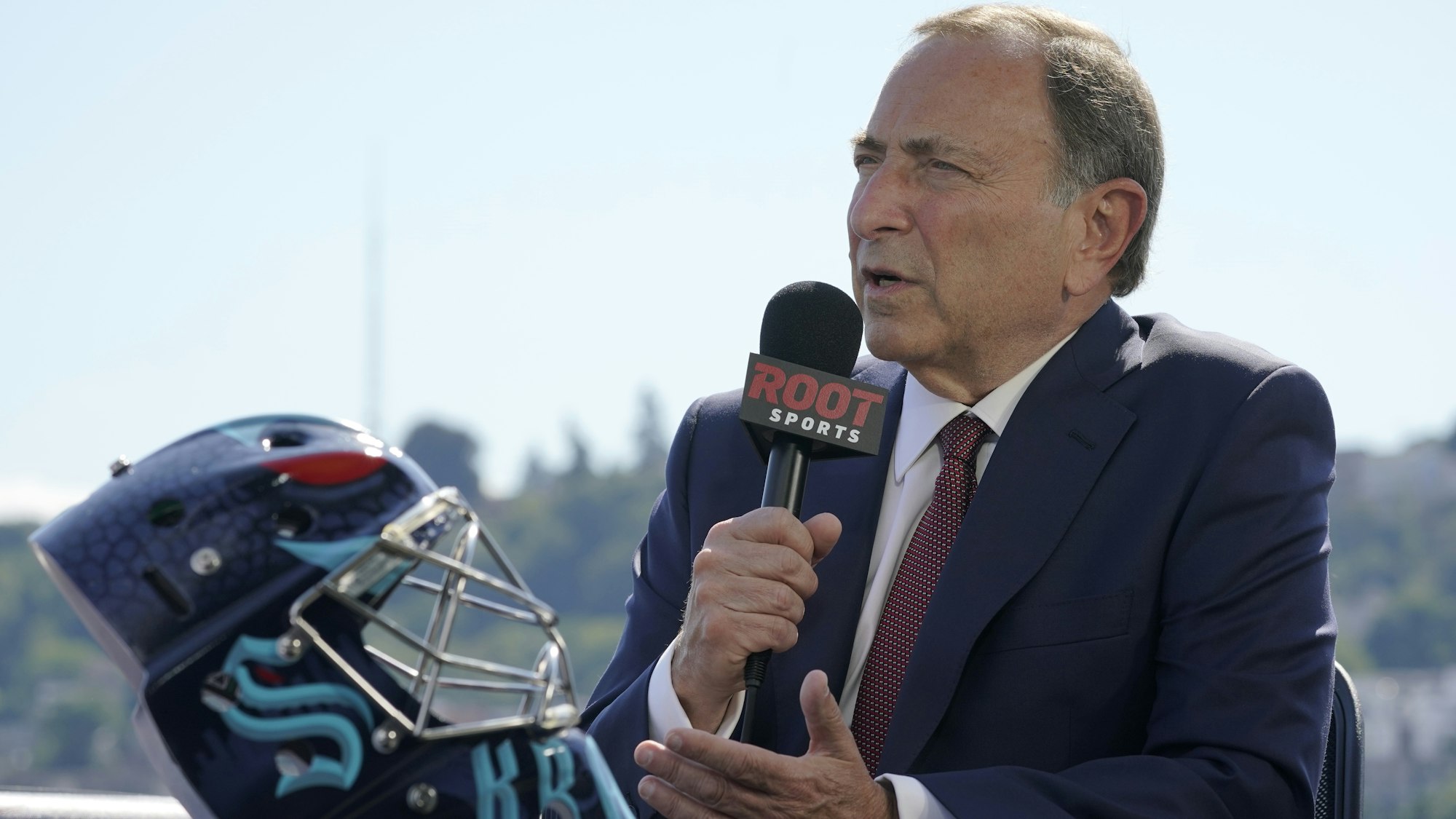 Gary Bettman, Kommisar der nordamerikanischen Eishockeyliga National Hockey League, spricht bei einer Pressekonferenz neben einem NHL-Eishockey-Torwarthelm der Seattle Kraken.
