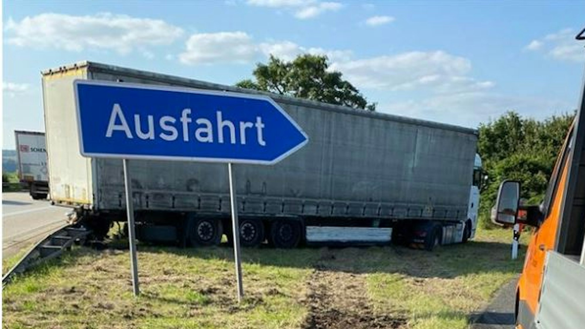 Mit über 3,2 Promille am Steuer hat sich ein Sattelzugfahrer am Mittwoch (21. Juli) auf der A61 in einem Graben festgefahren.