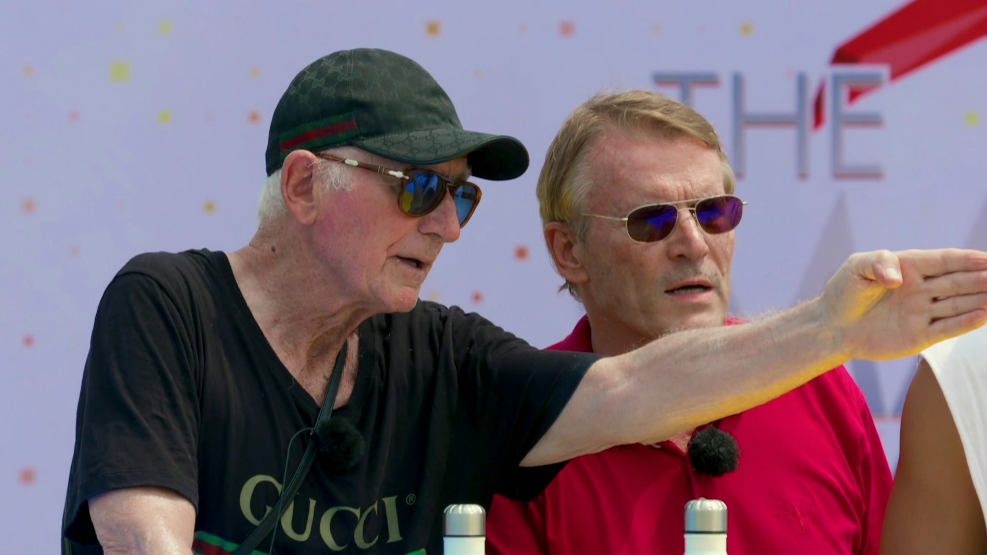„Kampf der Realitystars“-Kandidaten unter sich. Prinz Frederic zeigt Walther etwas und streckt seinen Arm aus.