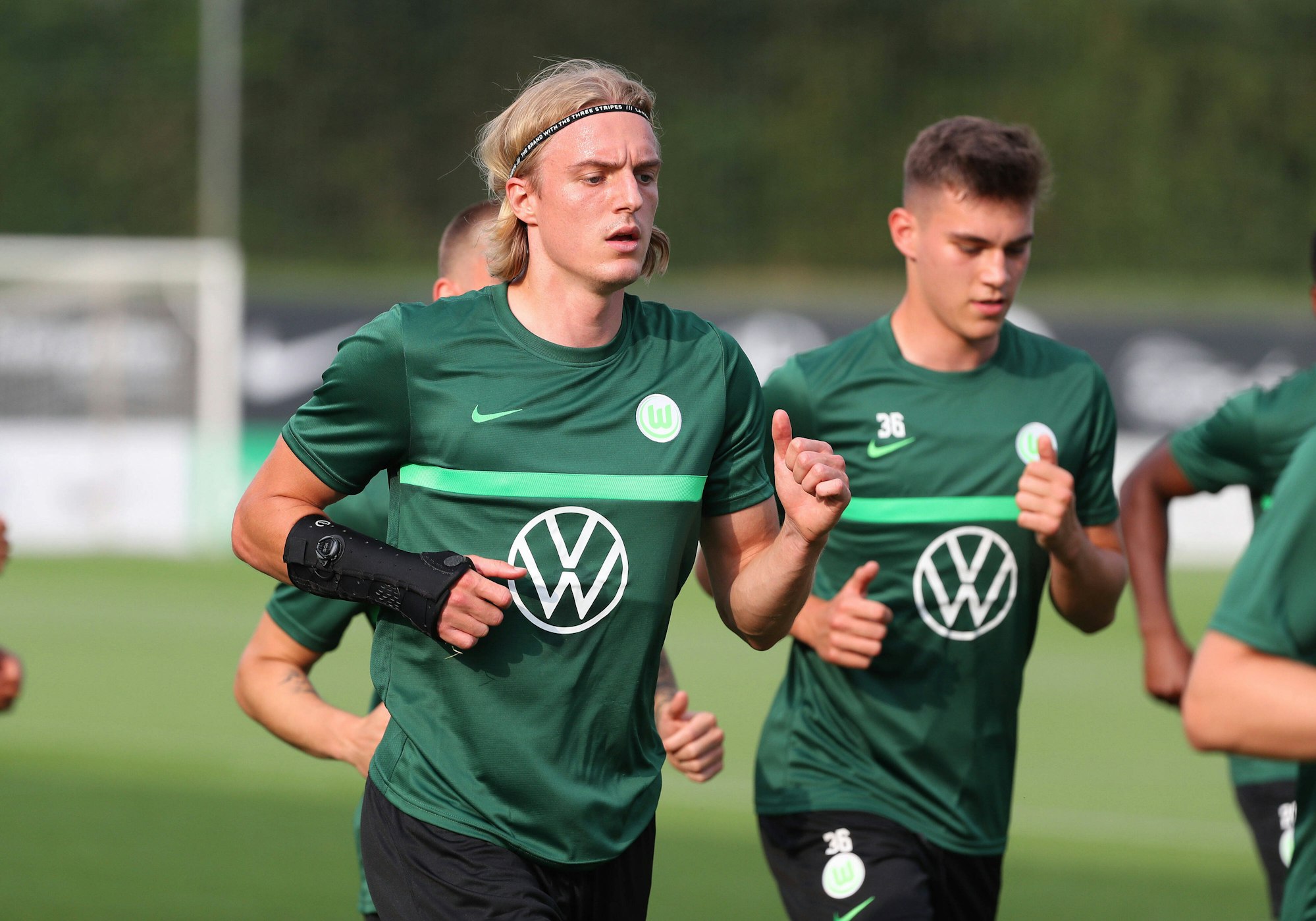 Sebaatiaan Bornauw trainiert mit dem VfL Wolfsburg in Bad Walterdorf.