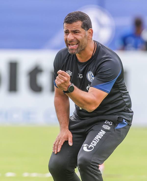 Dimitrios Grammozis leitet das Training von Schalke 04 im Trainingslager.