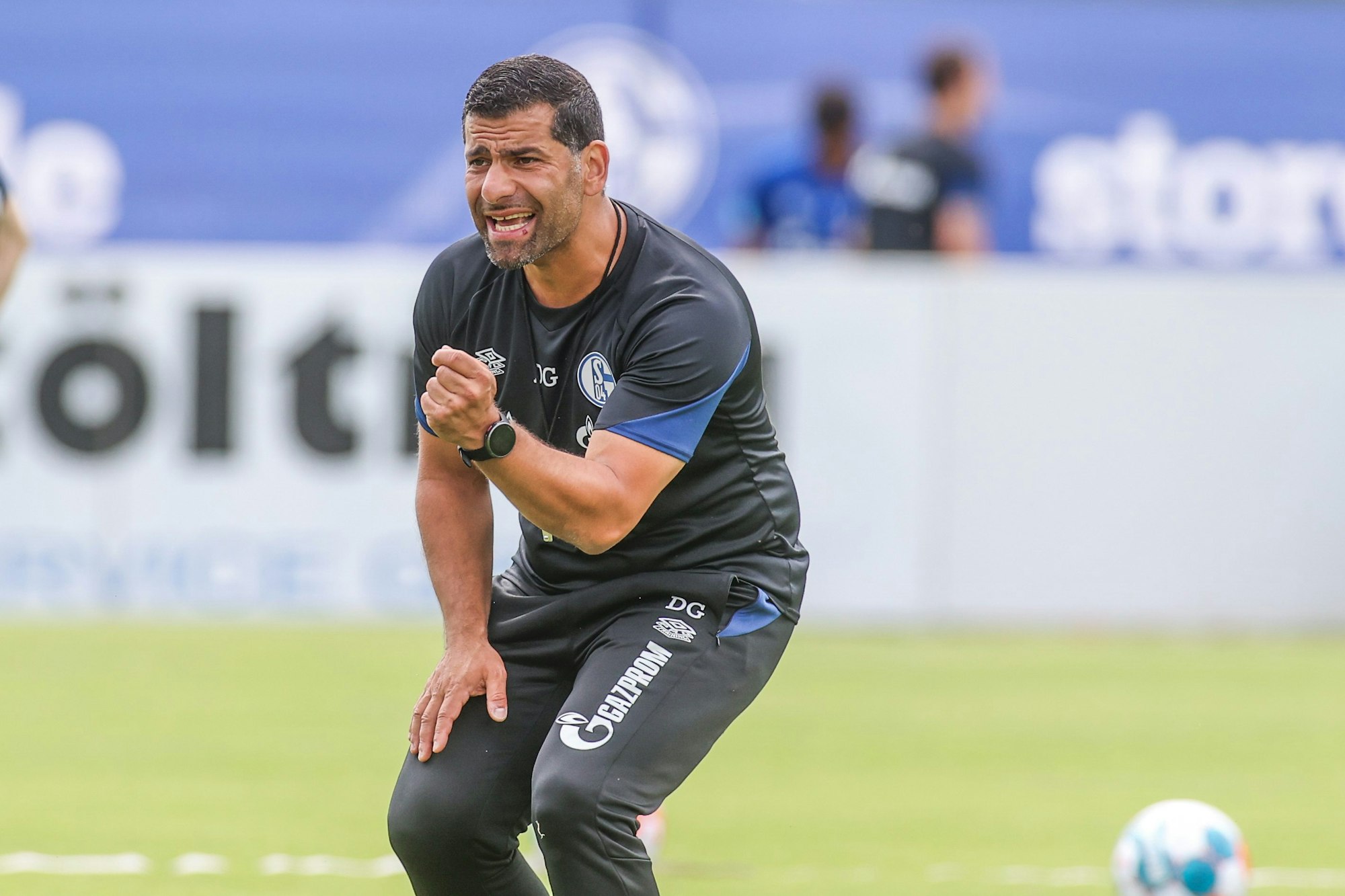 Dimitrios Grammozis leitet das Training von Schalke 04 im Trainingslager.