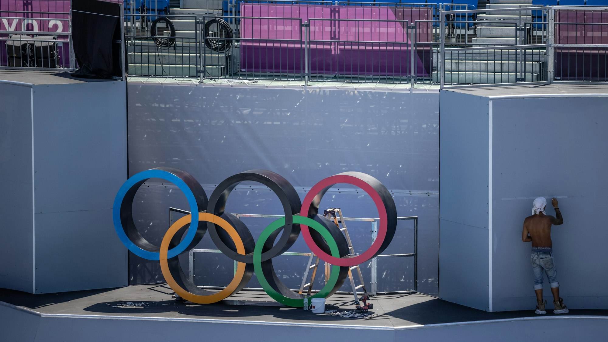 Helfer treffen letzte Vorbereitungen vor der Olympia-Eröffnungsfeier in Tokio.