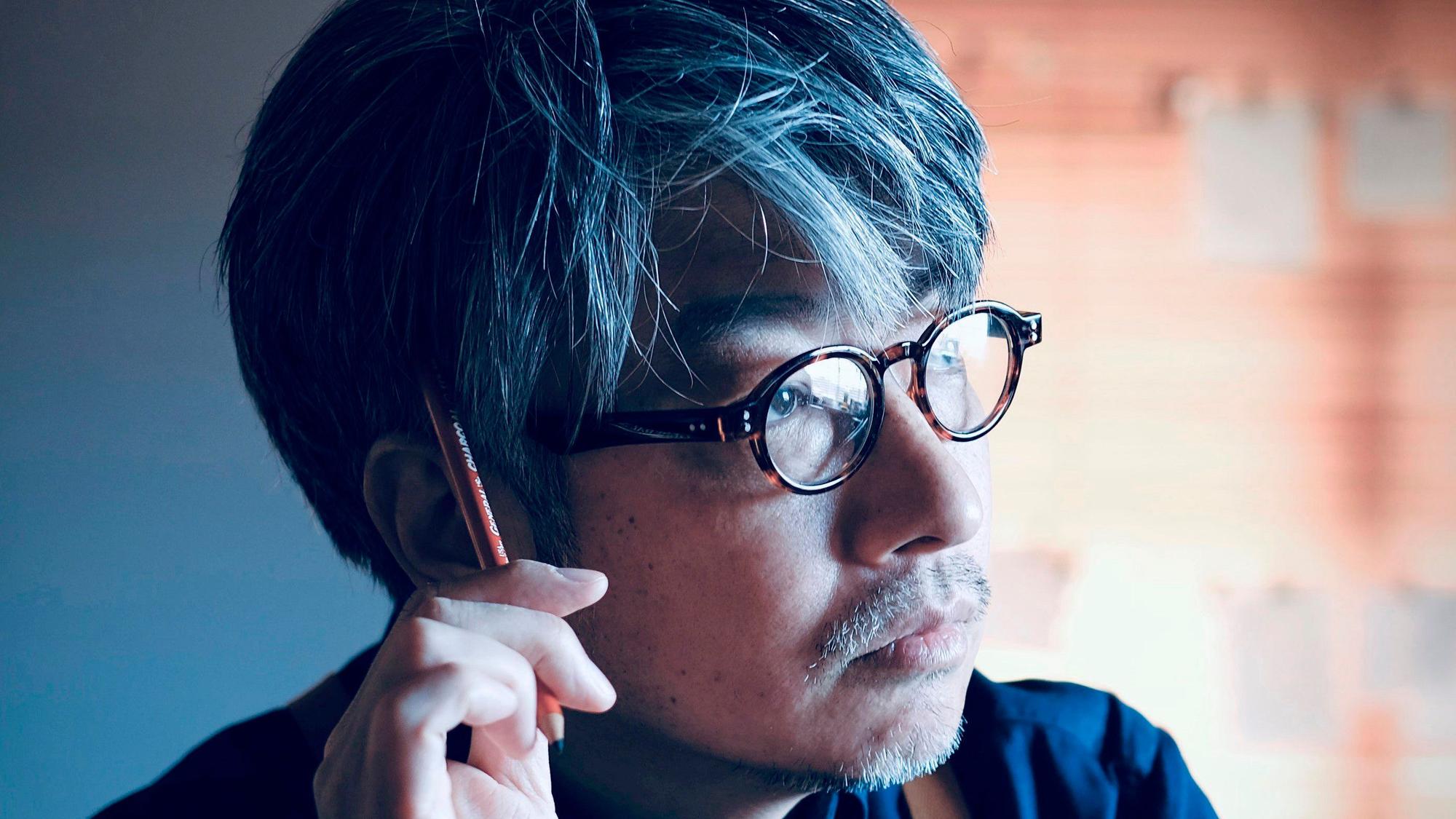 Kentaro Kobayashi grübelt und kratzt sich mit einem Stift am Kopf.