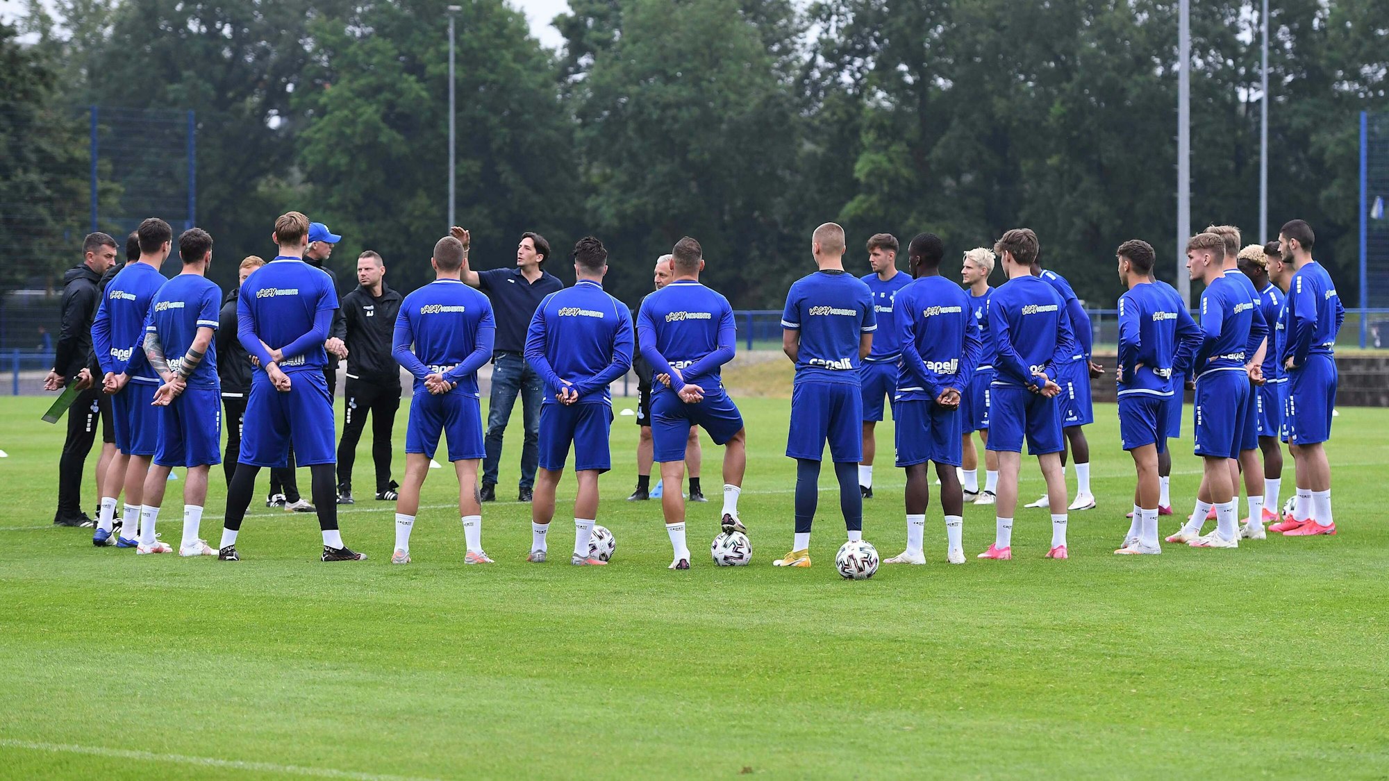 Die Mannschaft des MSV Duisburg bildet im Training einen Kreis.
