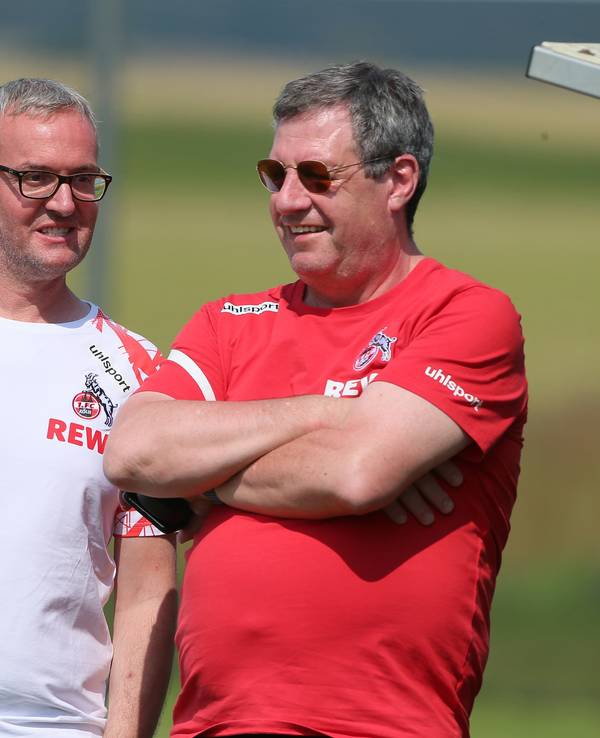 Alexander Wehrle spricht mit Werner Wolf im Trainingslager des 1. FC Köln.