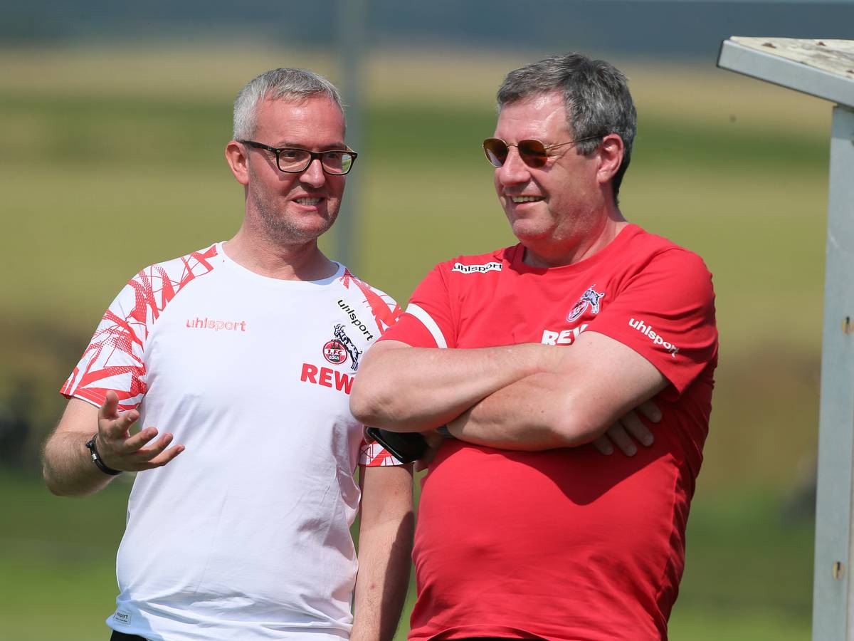 Alexander Wehrle spricht mit Werner Wolf im Trainingslager des 1. FC Köln.