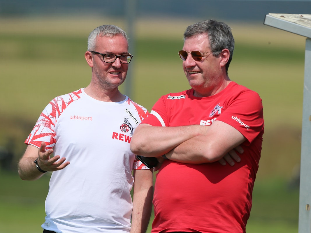 Alexander Wehrle spricht mit Werner Wolf im Trainingslager des 1. FC Köln.